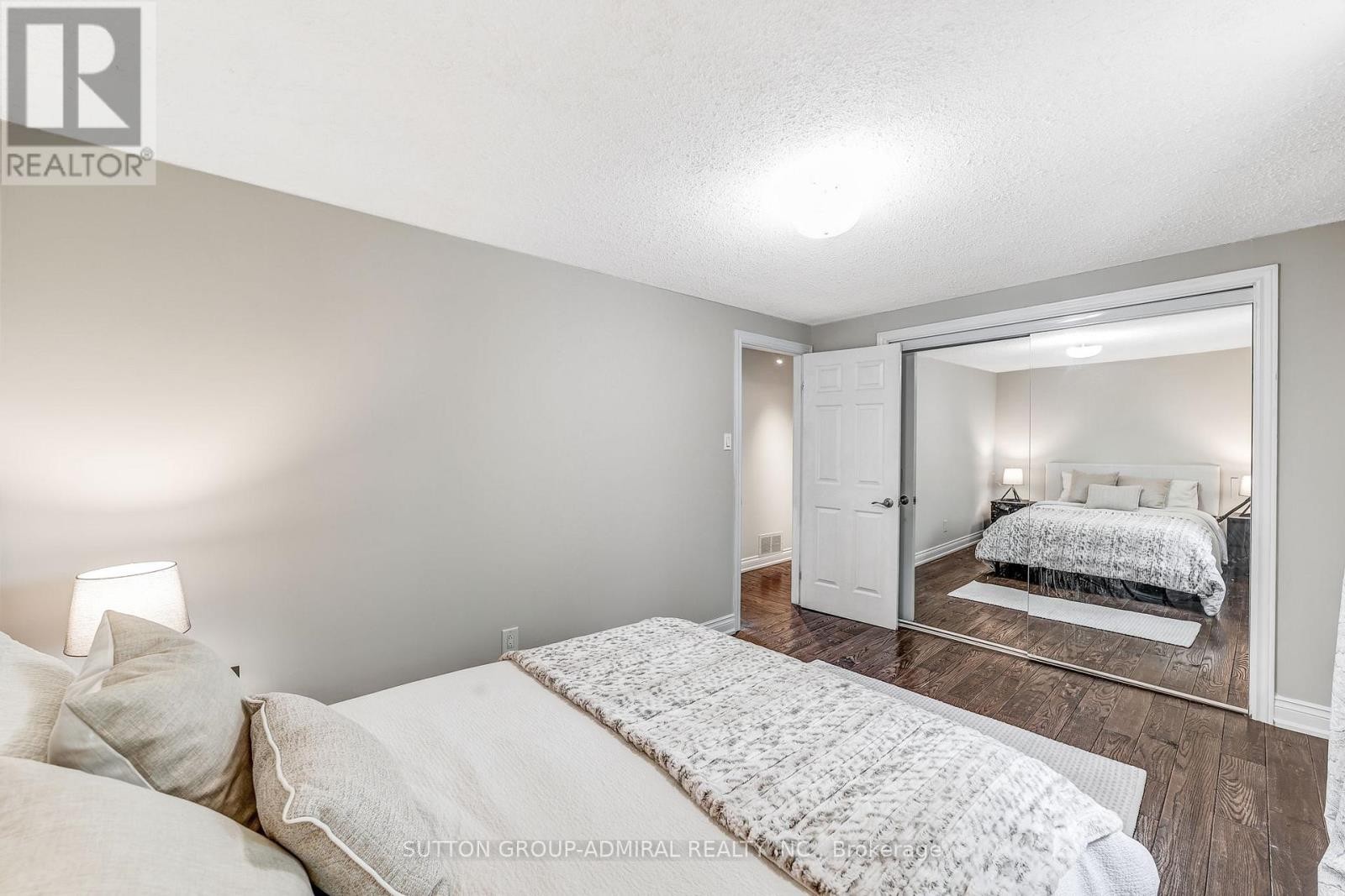 












14 CHIPPAWA COURT

,
Barrie (North Shore),




Ontario
L4M5N8


