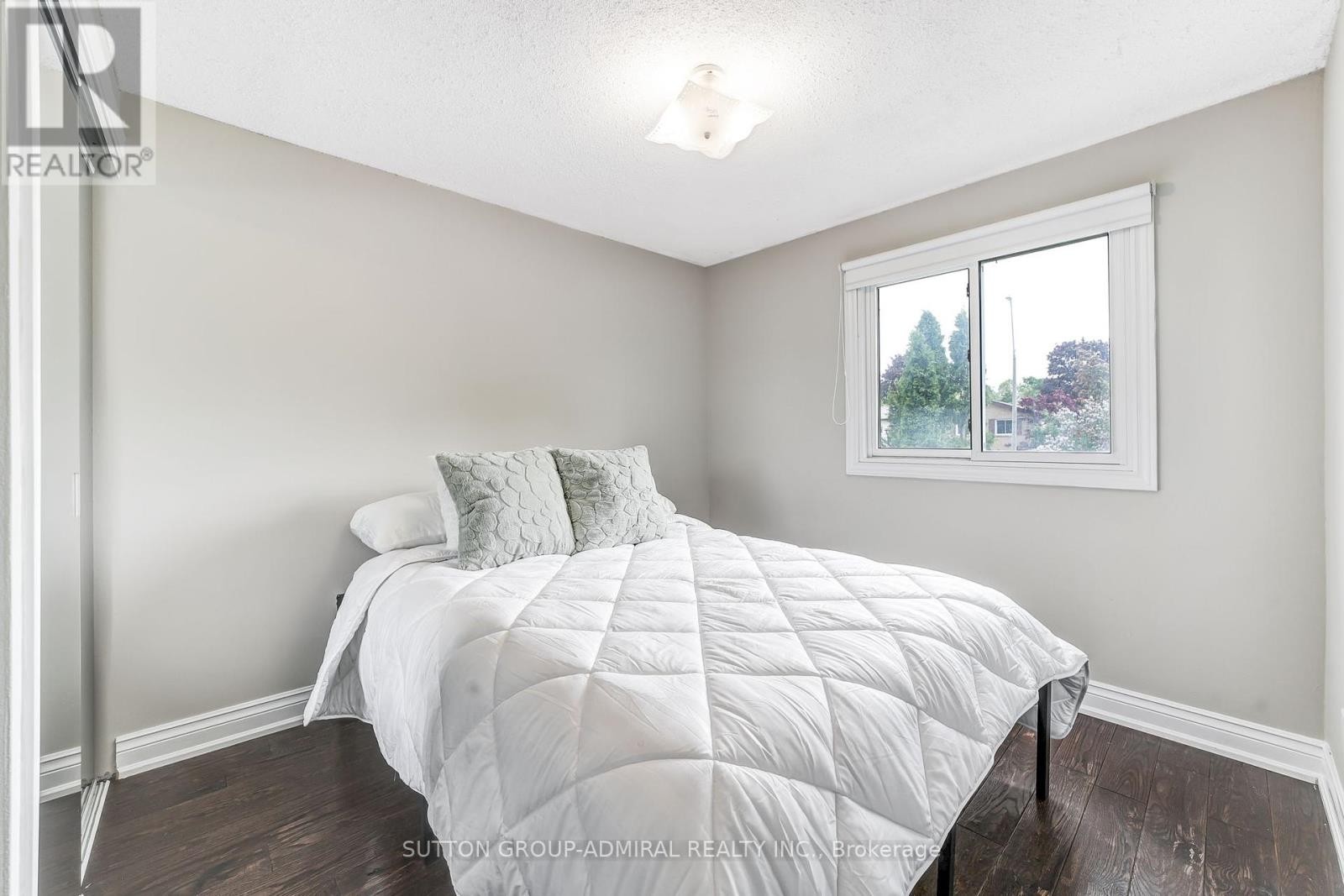 












14 CHIPPAWA COURT

,
Barrie (North Shore),




Ontario
L4M5N8

