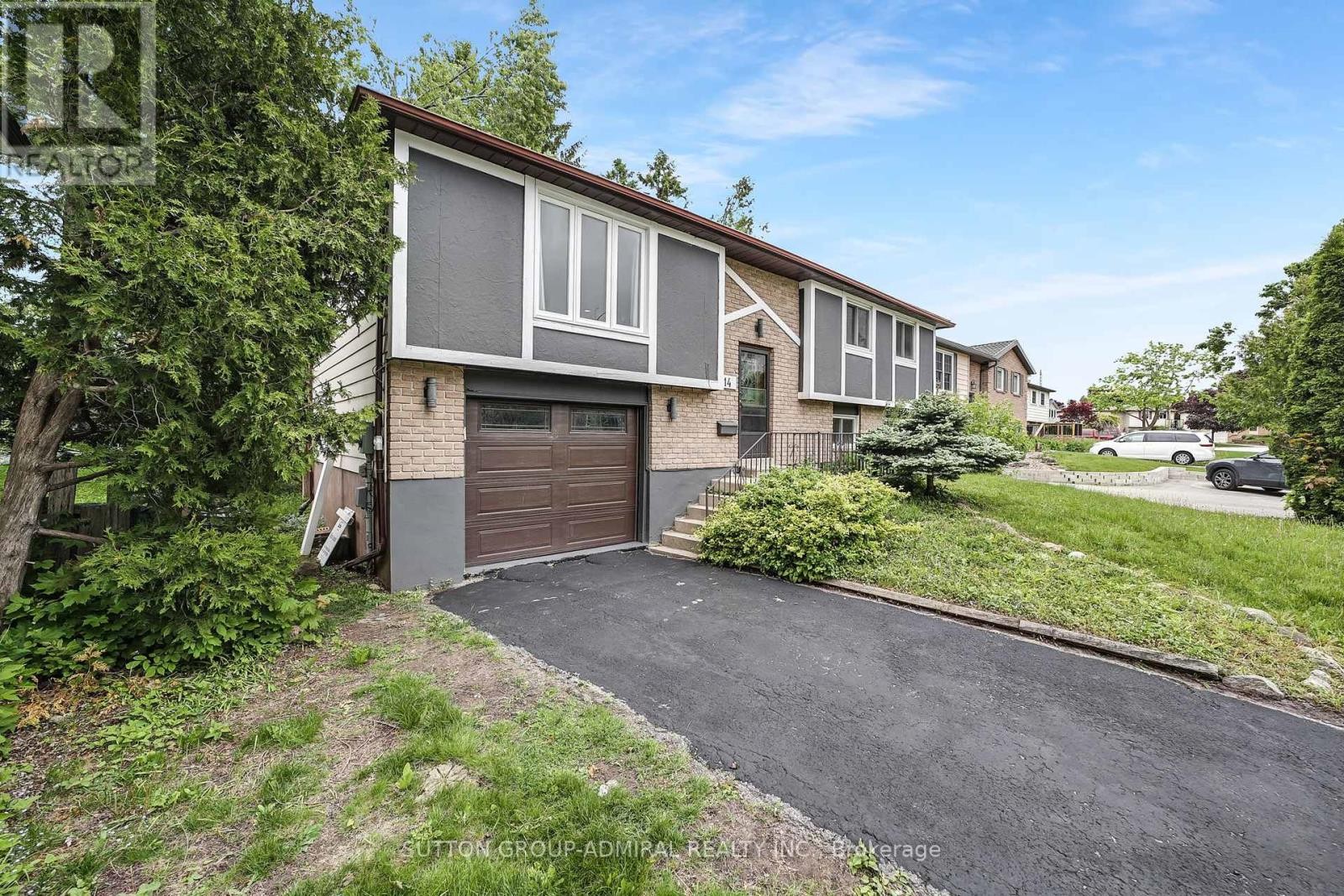












14 CHIPPAWA COURT

,
Barrie (North Shore),




Ontario
L4M5N8


