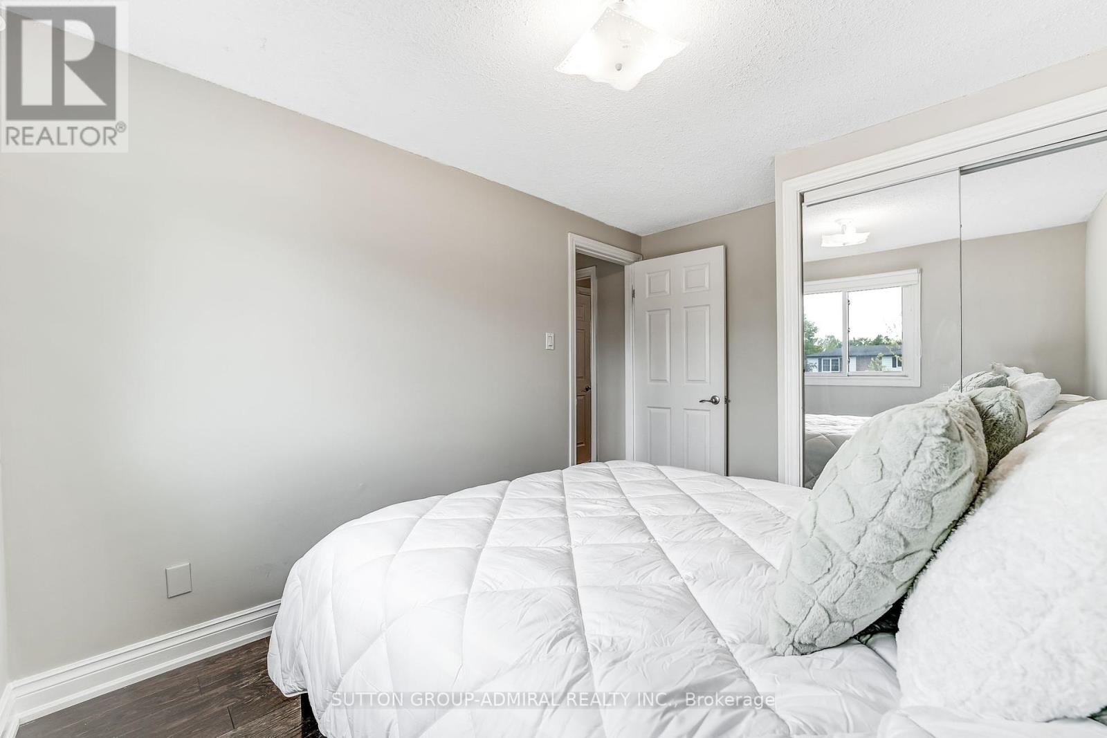 












14 CHIPPAWA COURT

,
Barrie (North Shore),




Ontario
L4M5N8

