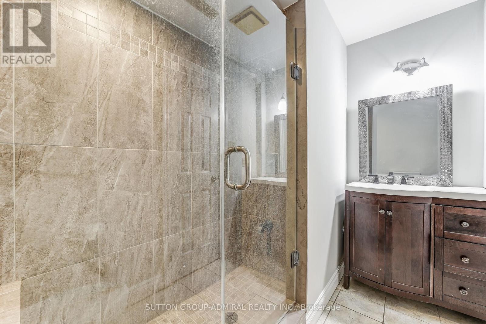












14 CHIPPAWA COURT

,
Barrie (North Shore),




Ontario
L4M5N8

