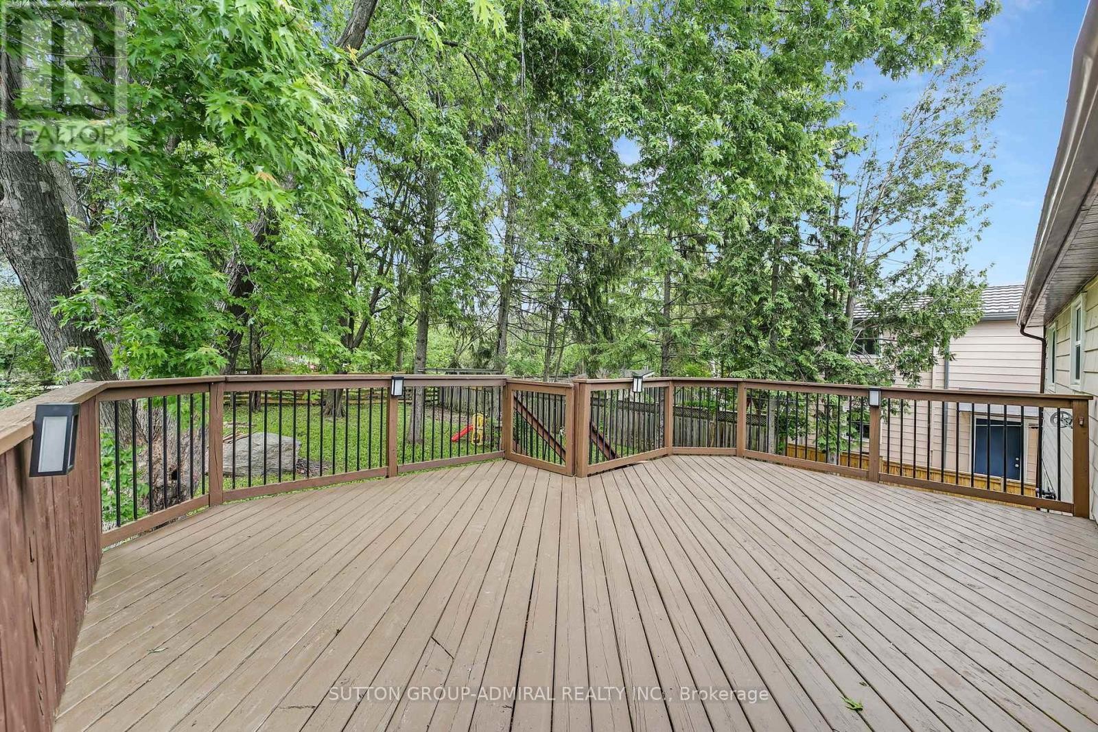 












14 CHIPPAWA COURT

,
Barrie (North Shore),




Ontario
L4M5N8

