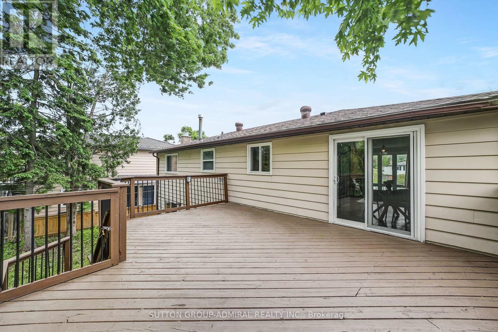 












14 CHIPPAWA COURT

,
Barrie (North Shore),




Ontario
L4M5N8

