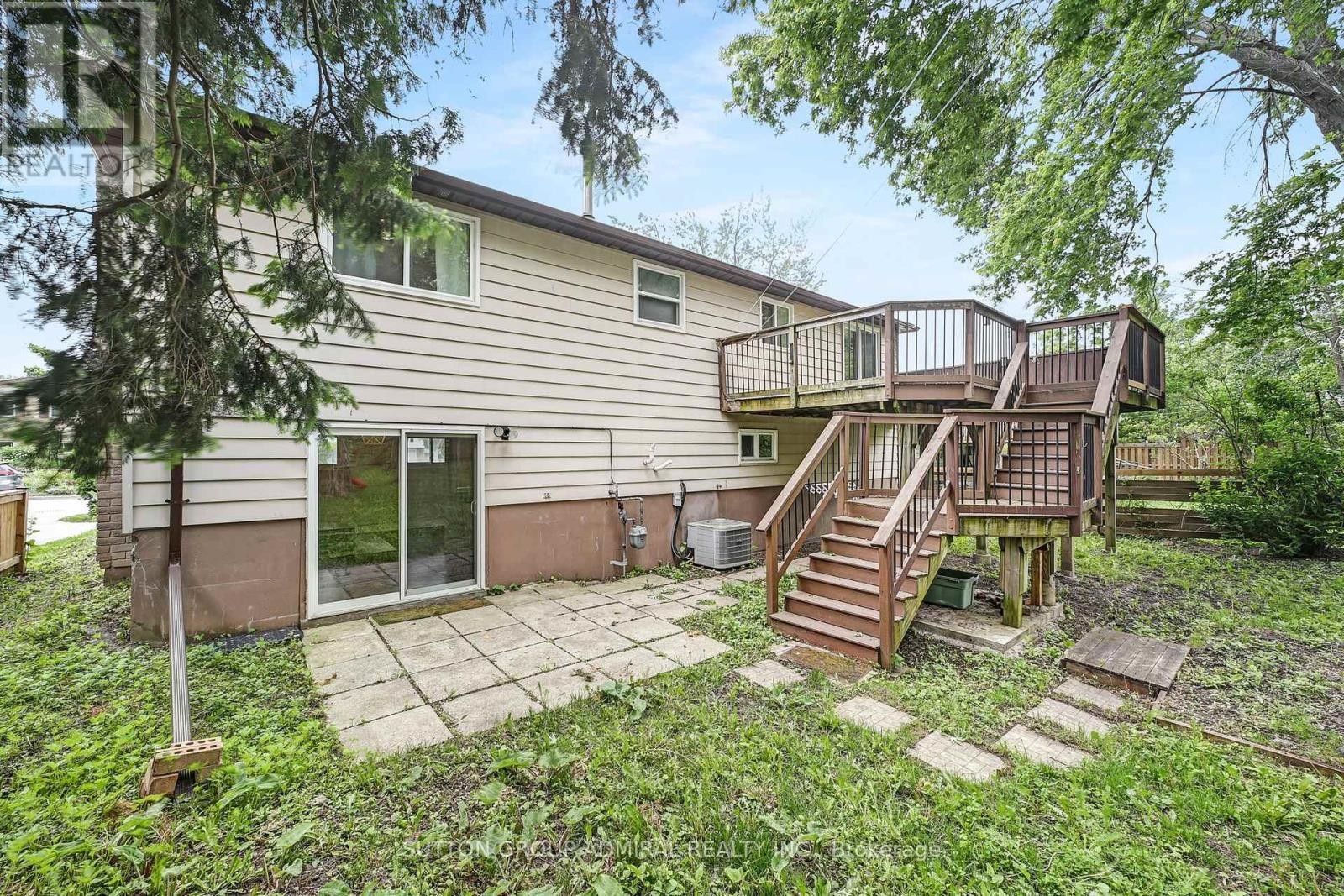 












14 CHIPPAWA COURT

,
Barrie (North Shore),




Ontario
L4M5N8

