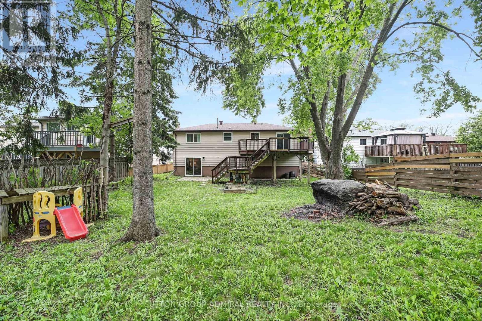 












14 CHIPPAWA COURT

,
Barrie (North Shore),




Ontario
L4M5N8

