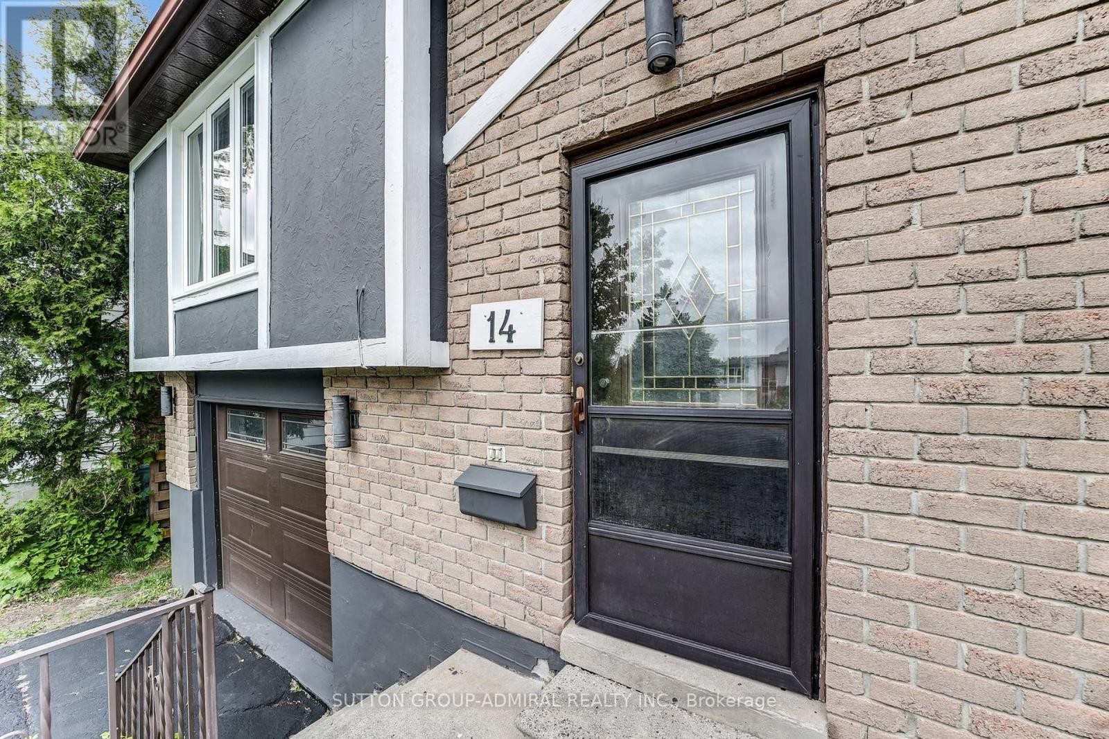 












14 CHIPPAWA COURT

,
Barrie (North Shore),




Ontario
L4M5N8

