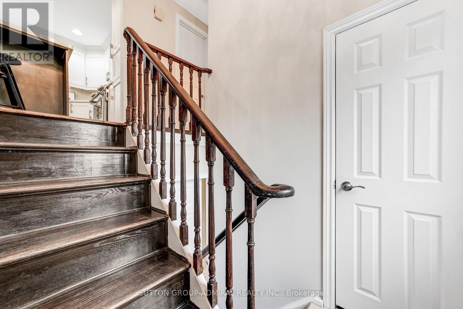












14 CHIPPAWA COURT

,
Barrie (North Shore),




Ontario
L4M5N8

