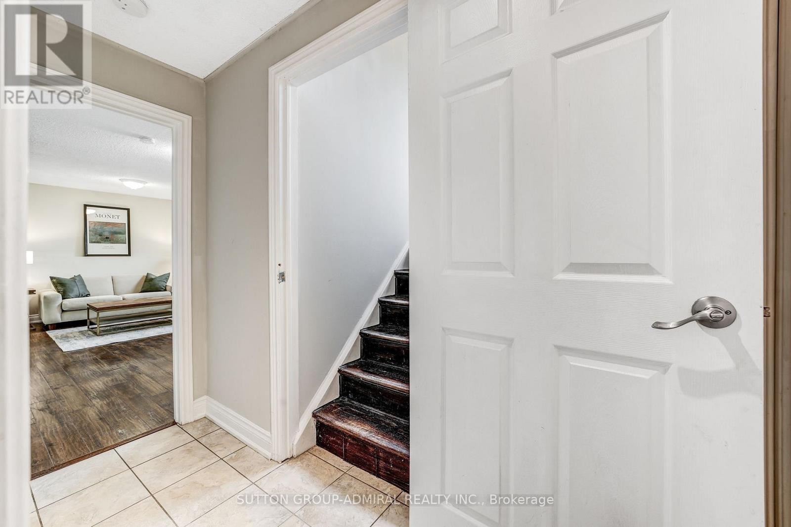 












14 CHIPPAWA COURT

,
Barrie (North Shore),




Ontario
L4M5N8

