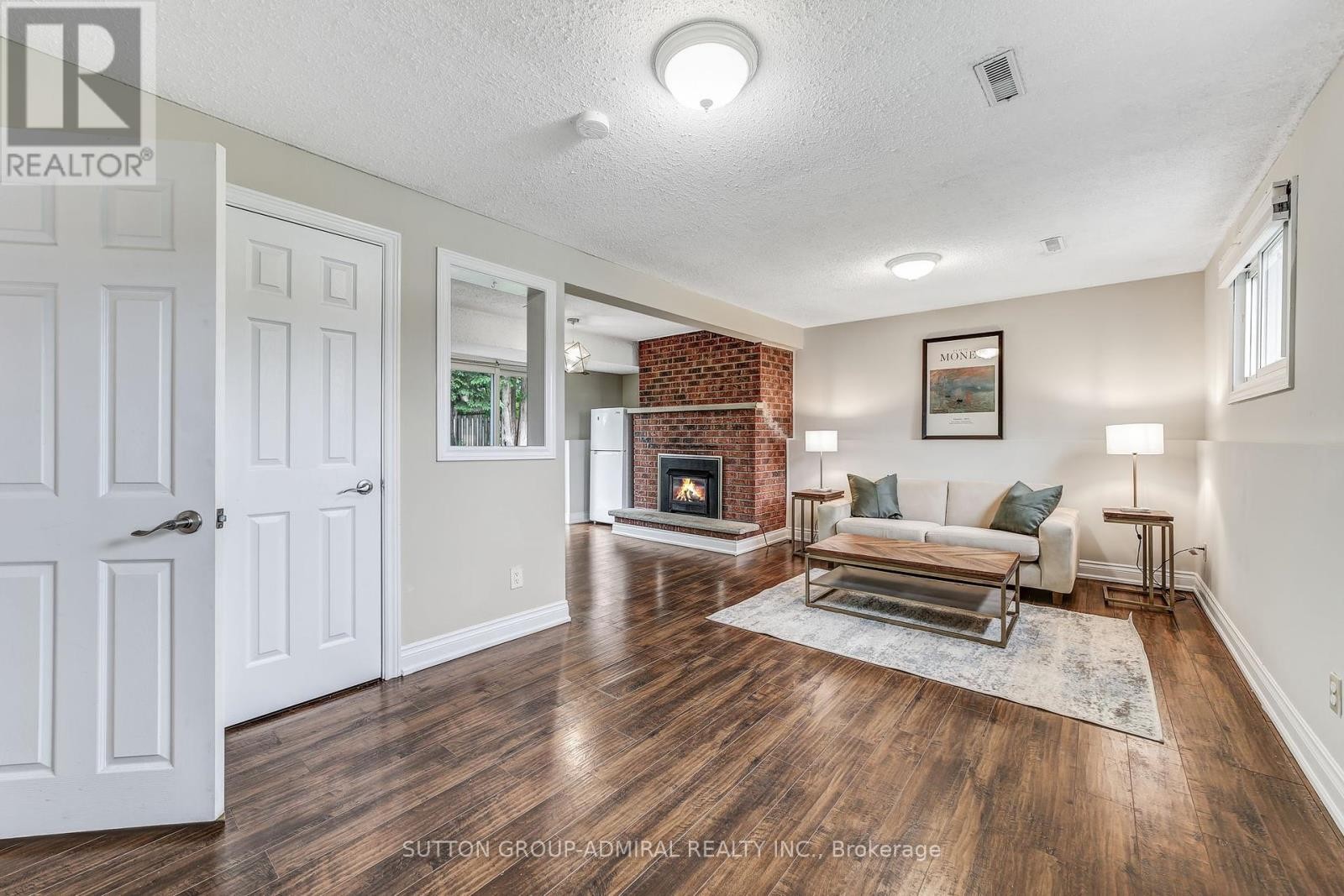 












14 CHIPPAWA COURT

,
Barrie (North Shore),




Ontario
L4M5N8

