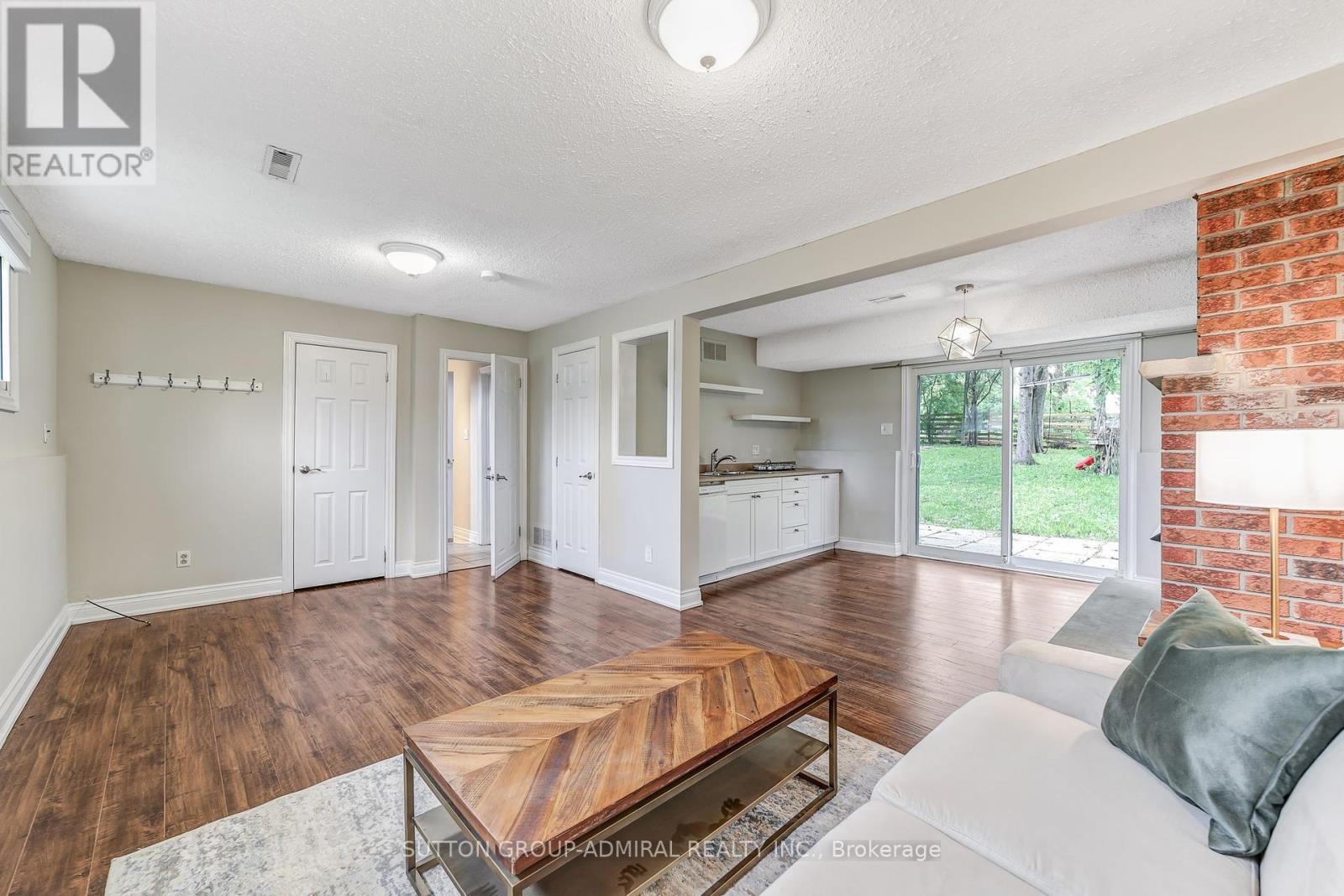 












14 CHIPPAWA COURT

,
Barrie (North Shore),




Ontario
L4M5N8

