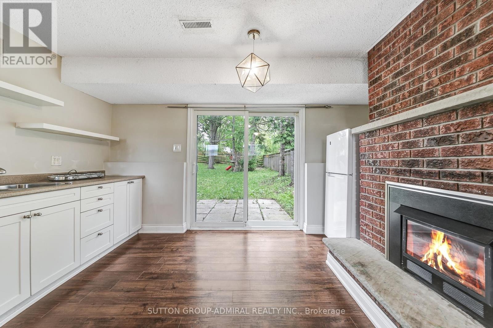












14 CHIPPAWA COURT

,
Barrie (North Shore),




Ontario
L4M5N8

