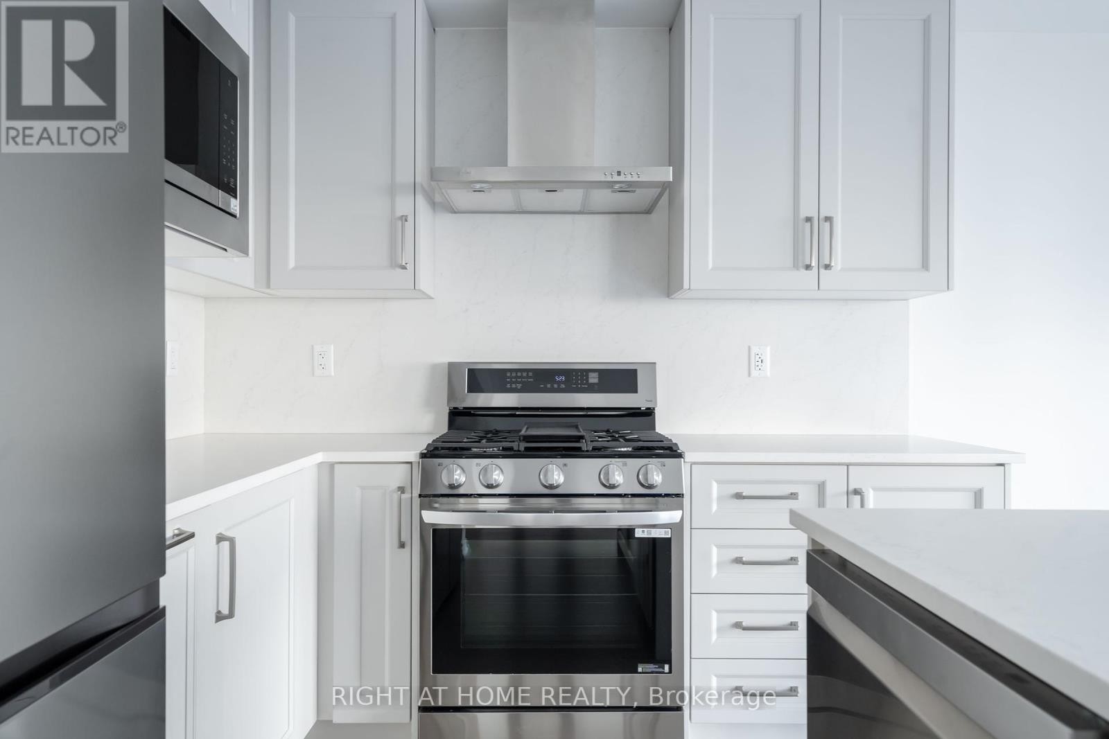 












26 WEST OAK TRAIL

,
Barrie,







Ontario
L9S2Z4

