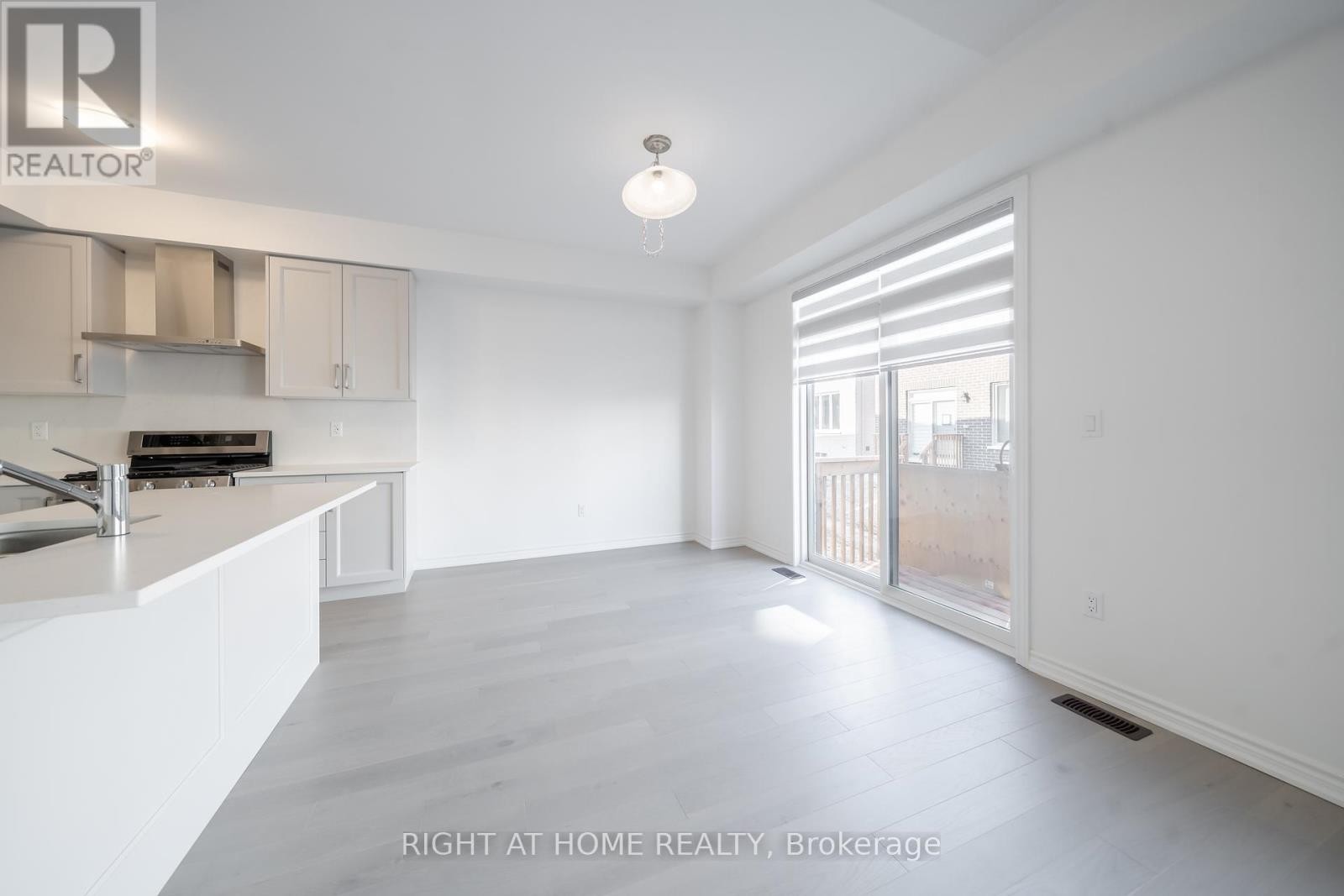 












26 WEST OAK TRAIL

,
Barrie,







Ontario
L9S2Z4

