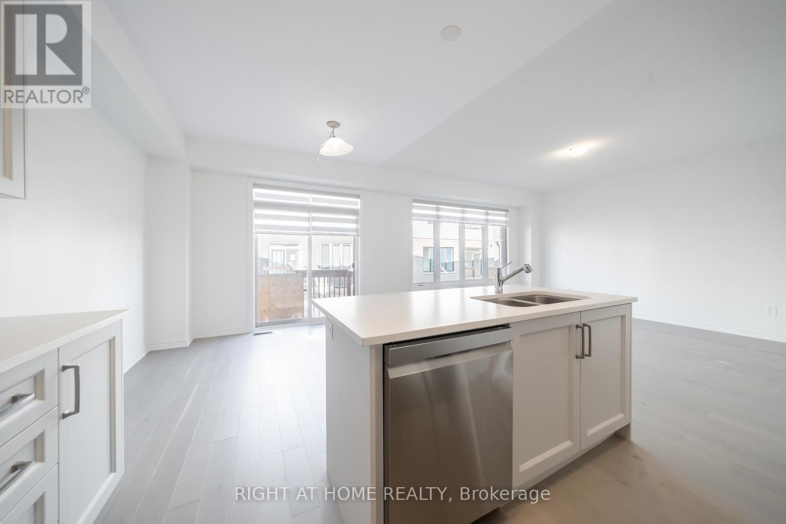 












26 WEST OAK TRAIL

,
Barrie,







Ontario
L9S2Z4

