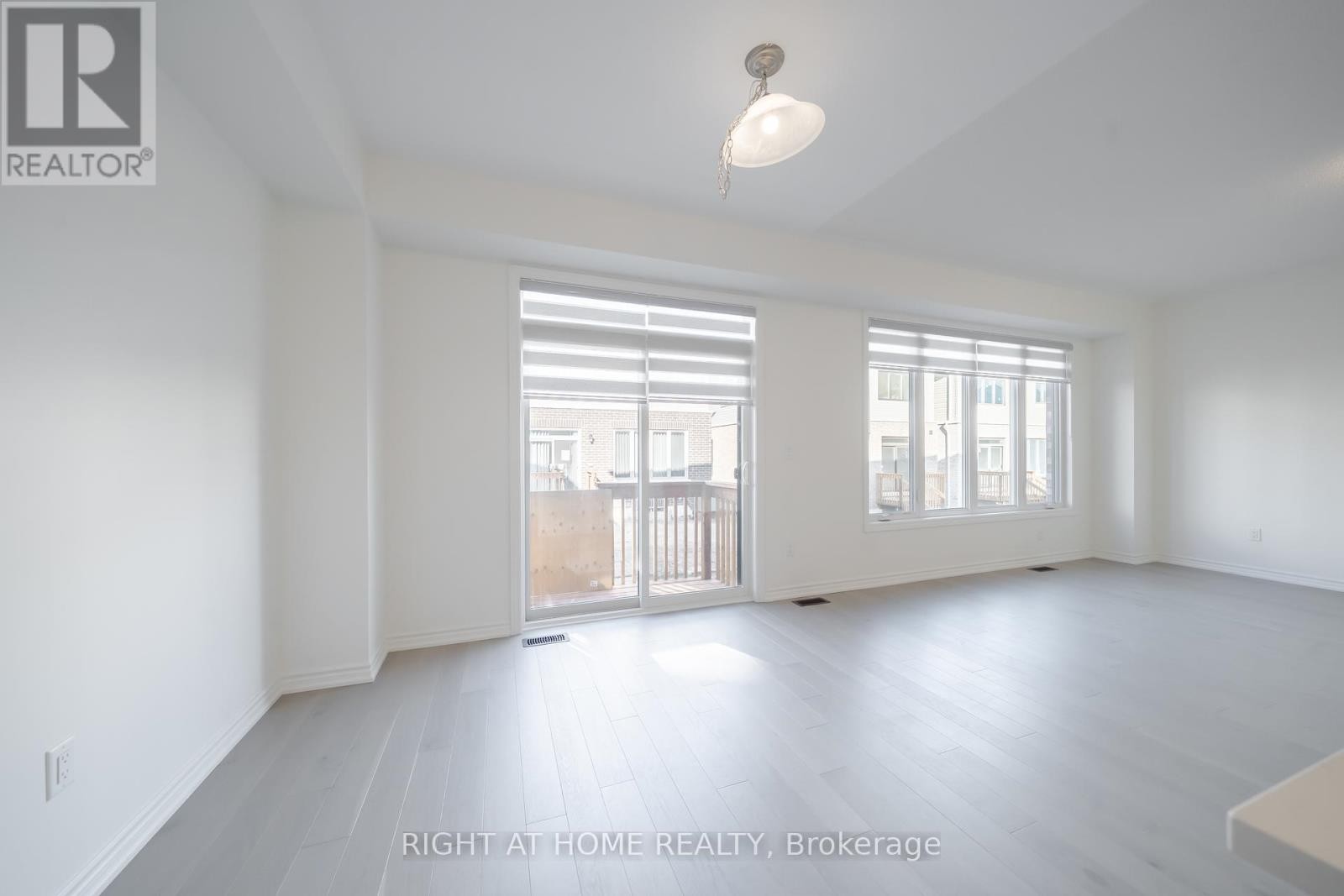 












26 WEST OAK TRAIL

,
Barrie,







Ontario
L9S2Z4

