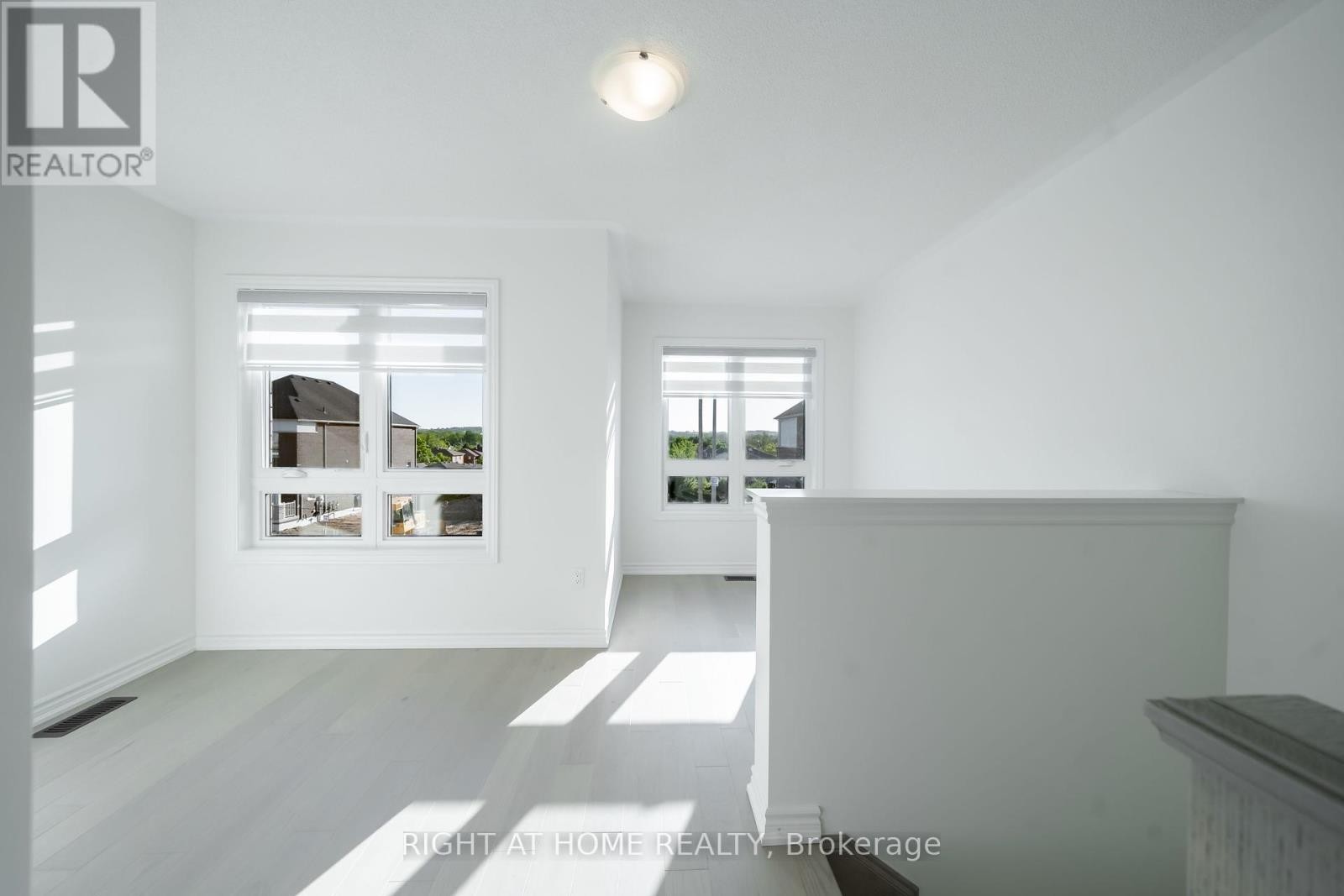 












26 WEST OAK TRAIL

,
Barrie,







Ontario
L9S2Z4

