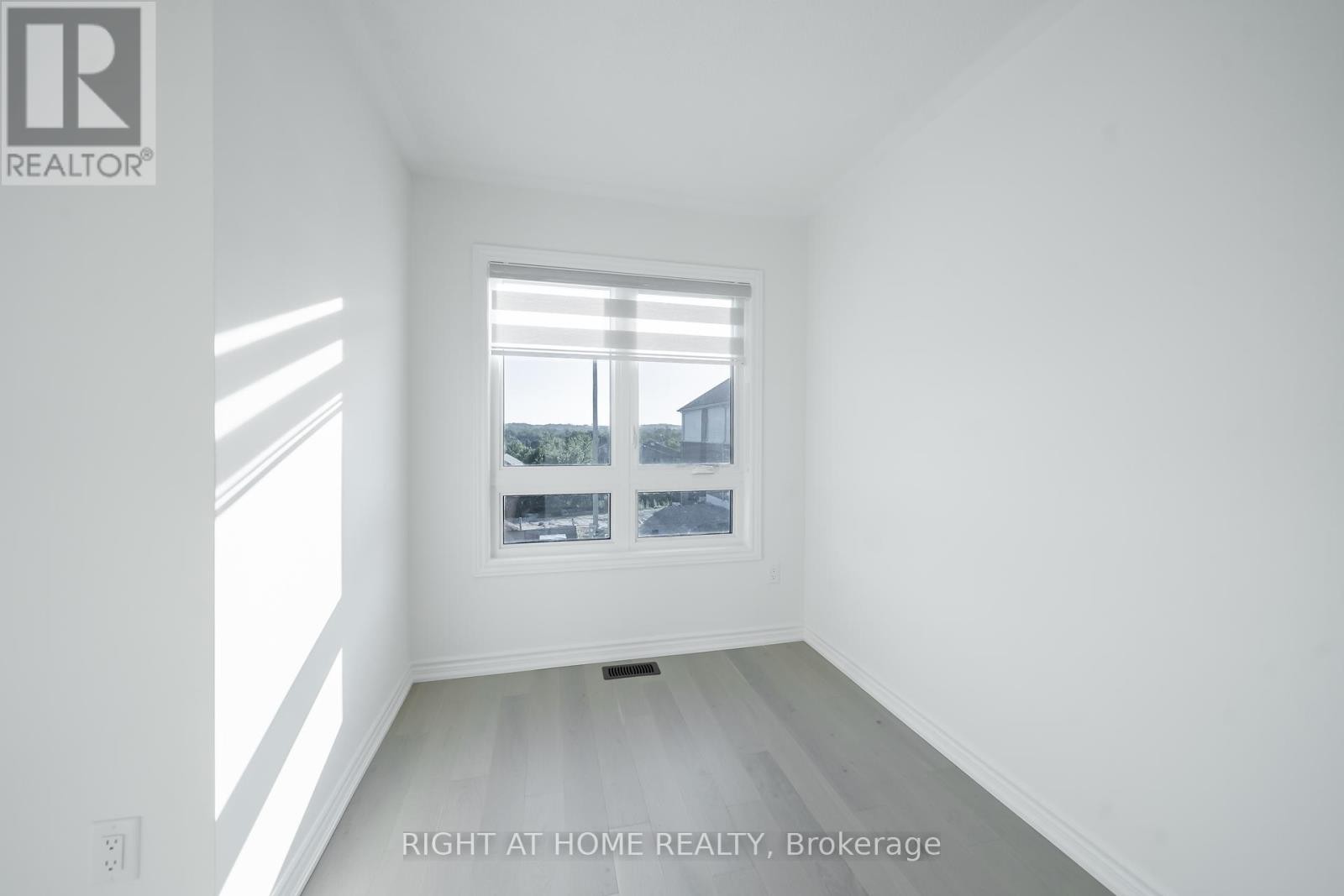 












26 WEST OAK TRAIL

,
Barrie,







Ontario
L9S2Z4

