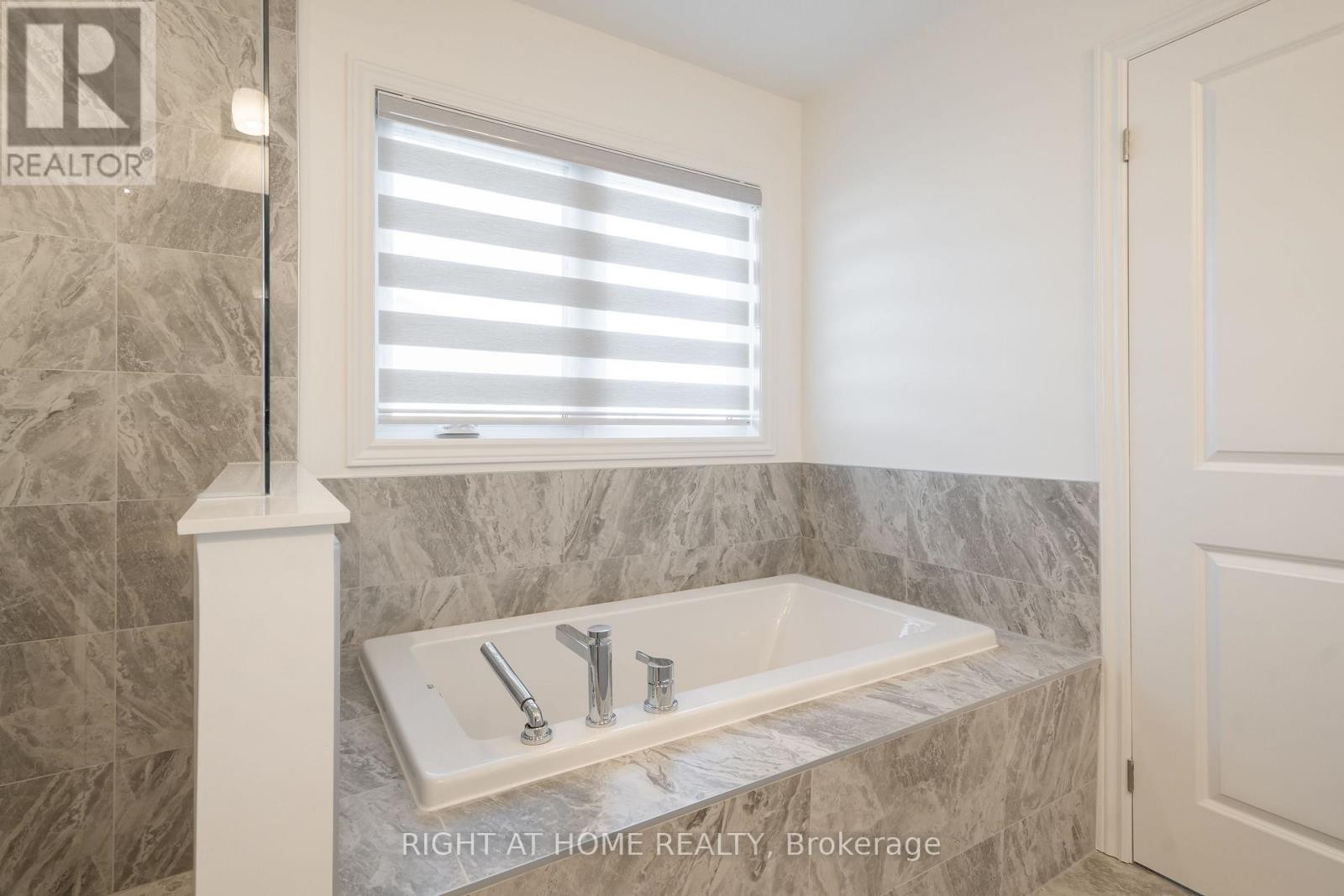 












26 WEST OAK TRAIL

,
Barrie,







Ontario
L9S2Z4

