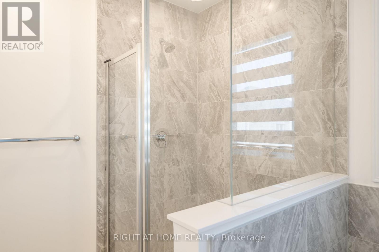 












26 WEST OAK TRAIL

,
Barrie,







Ontario
L9S2Z4

