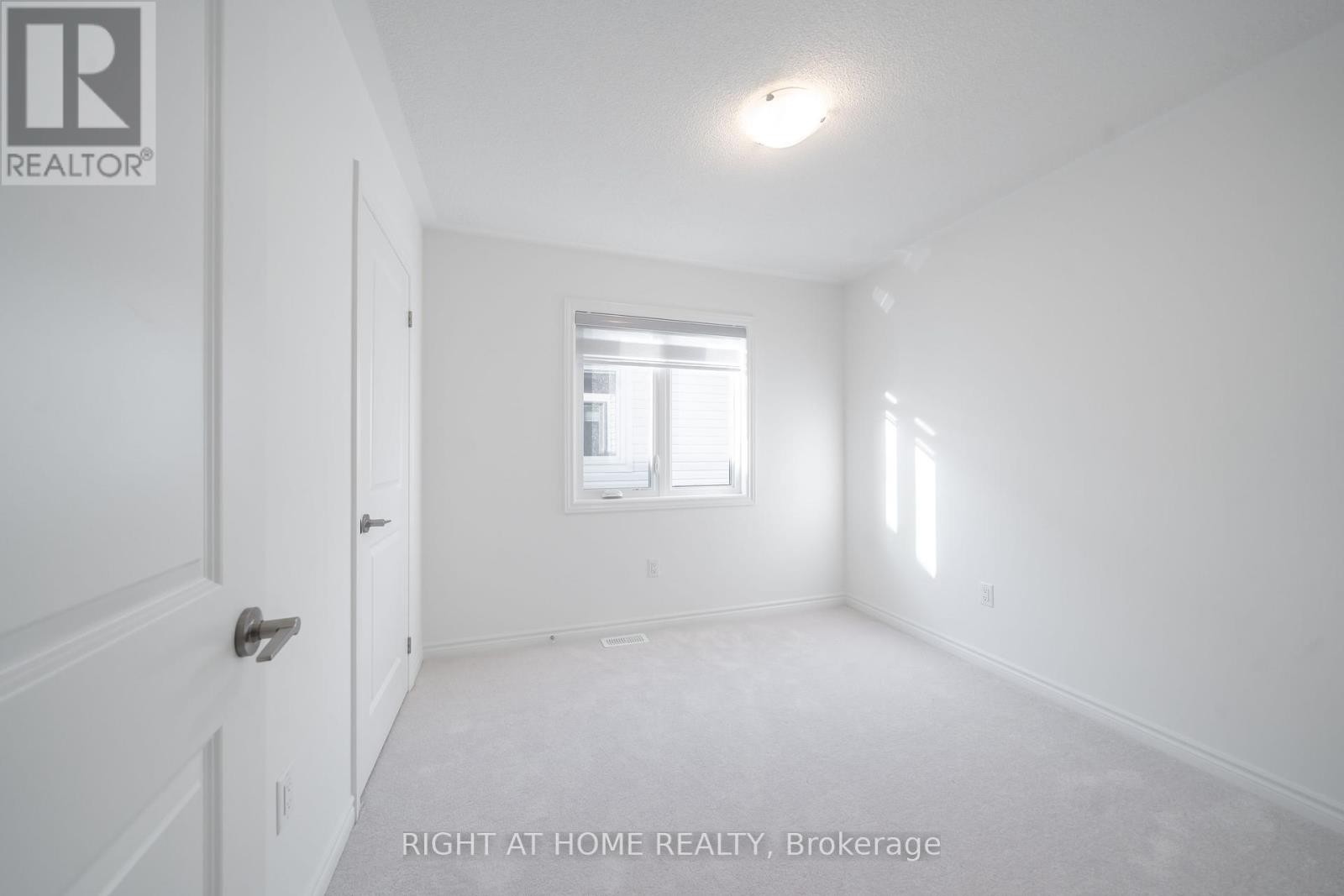 












26 WEST OAK TRAIL

,
Barrie,







Ontario
L9S2Z4

