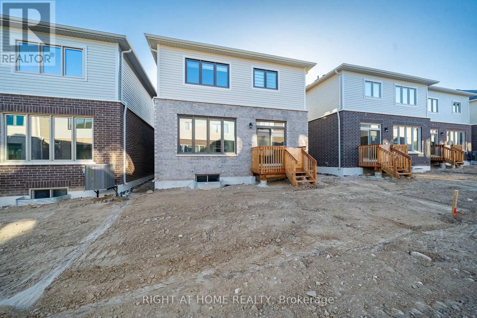 












26 WEST OAK TRAIL

,
Barrie,







Ontario
L9S2Z4

