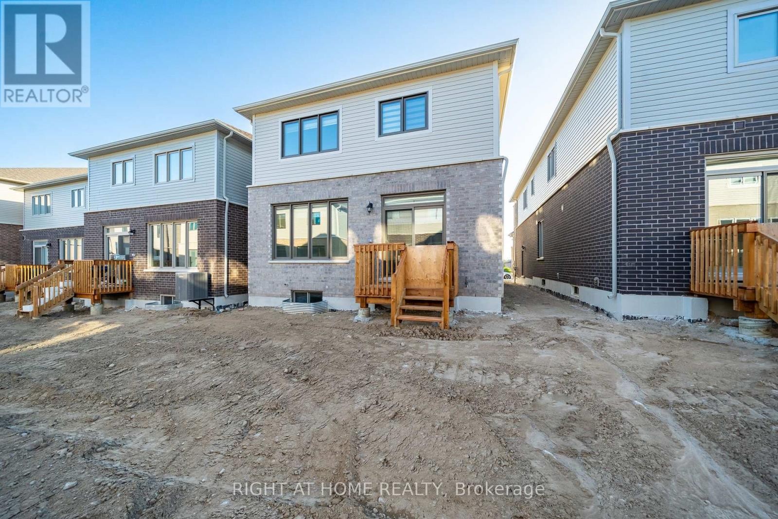 












26 WEST OAK TRAIL

,
Barrie,







Ontario
L9S2Z4

