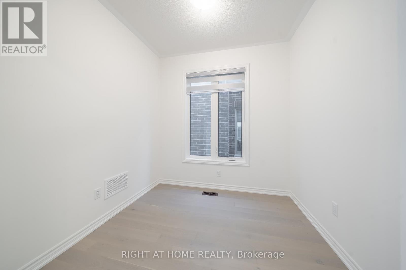 












26 WEST OAK TRAIL

,
Barrie,







Ontario
L9S2Z4


