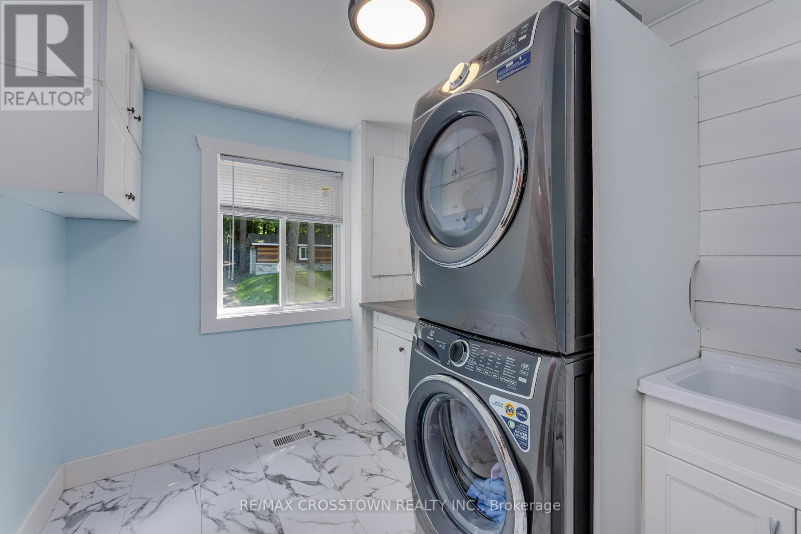 












2216 SOUTH ORR LAKE ROAD

,
Springwater,




Ontario
L0L1P0

