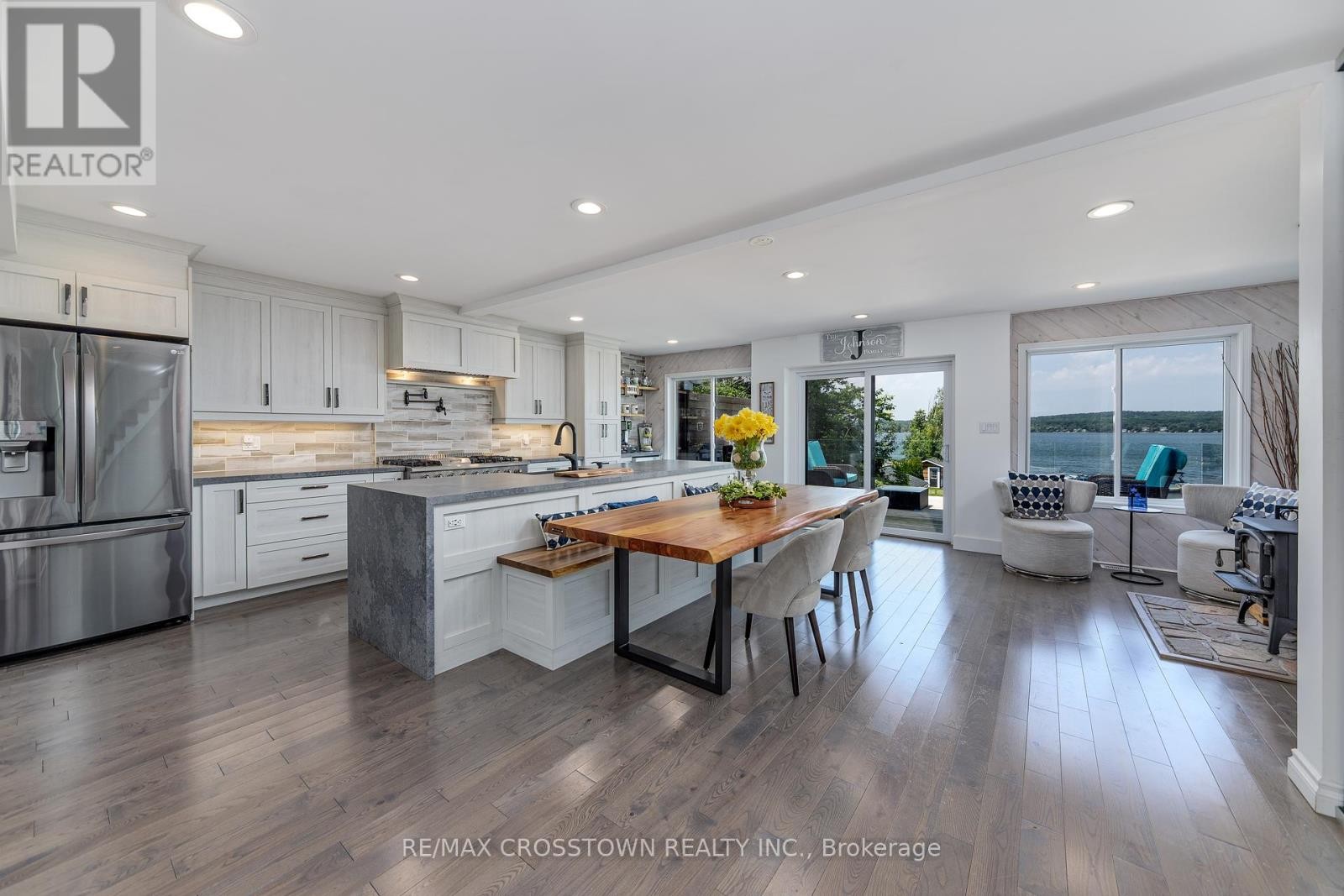 












2216 SOUTH ORR LAKE ROAD

,
Springwater,




Ontario
L0L1P0


