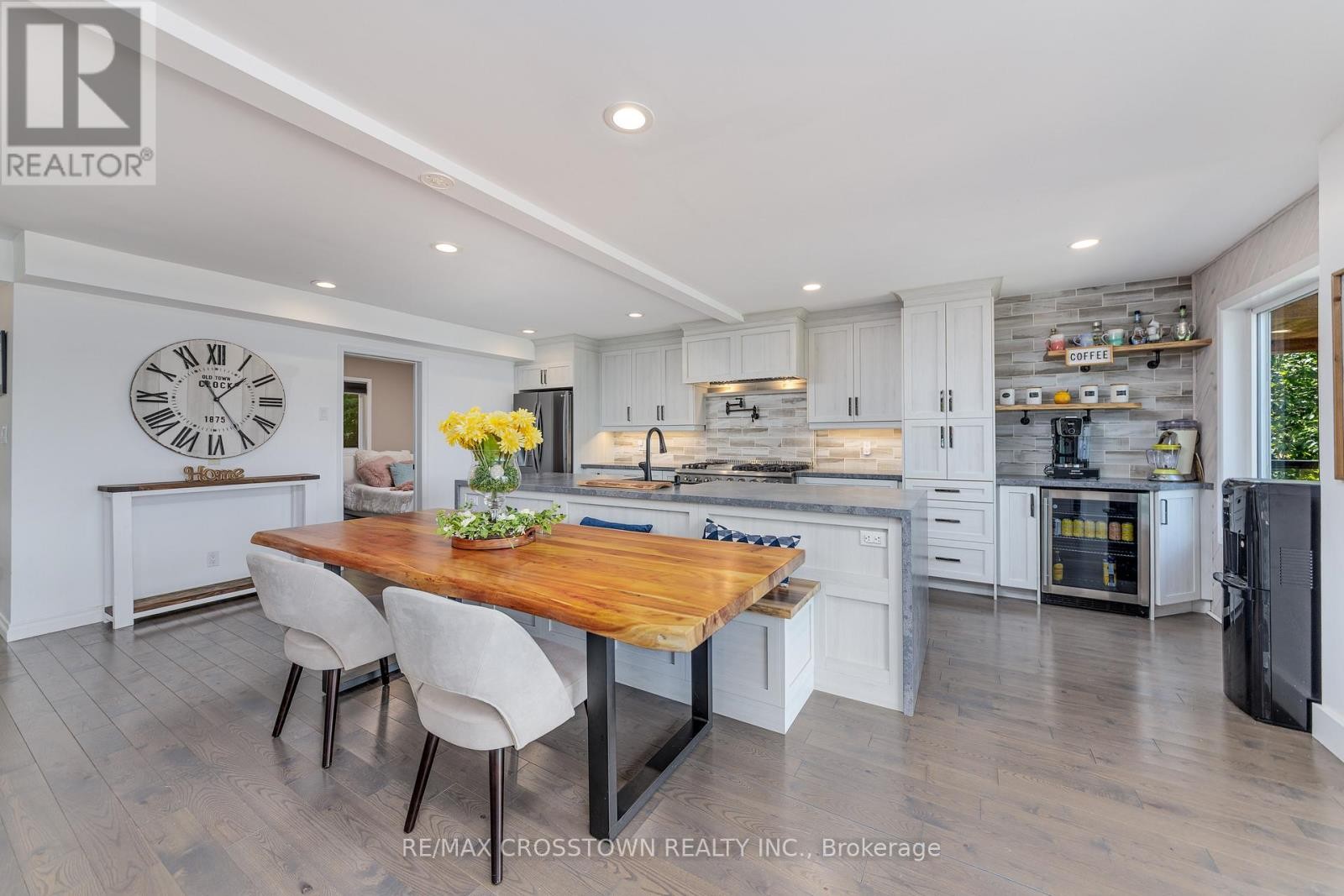 












2216 SOUTH ORR LAKE ROAD

,
Springwater,




Ontario
L0L1P0


