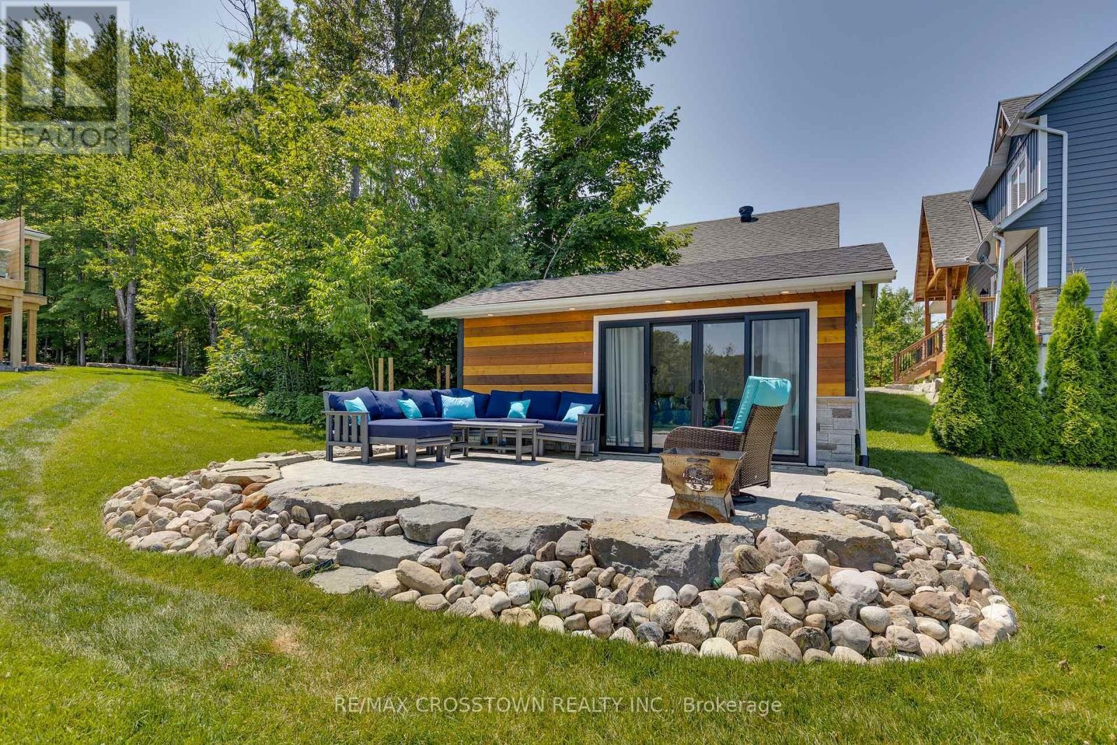 












2216 SOUTH ORR LAKE ROAD

,
Springwater,




Ontario
L0L1P0

