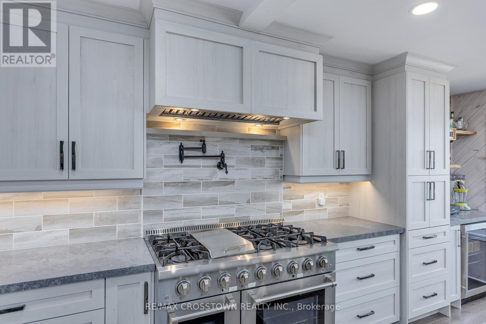 












2216 SOUTH ORR LAKE ROAD

,
Springwater,




Ontario
L0L1P0

