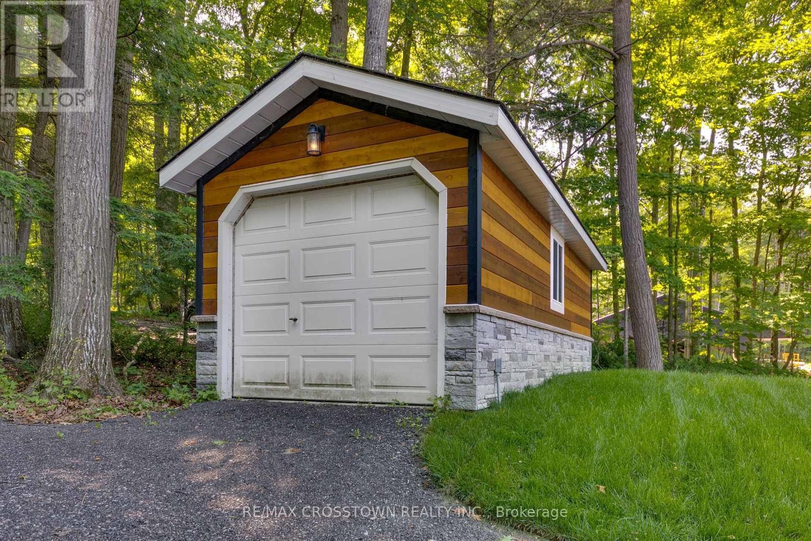 












2216 SOUTH ORR LAKE ROAD

,
Springwater,




Ontario
L0L1P0

