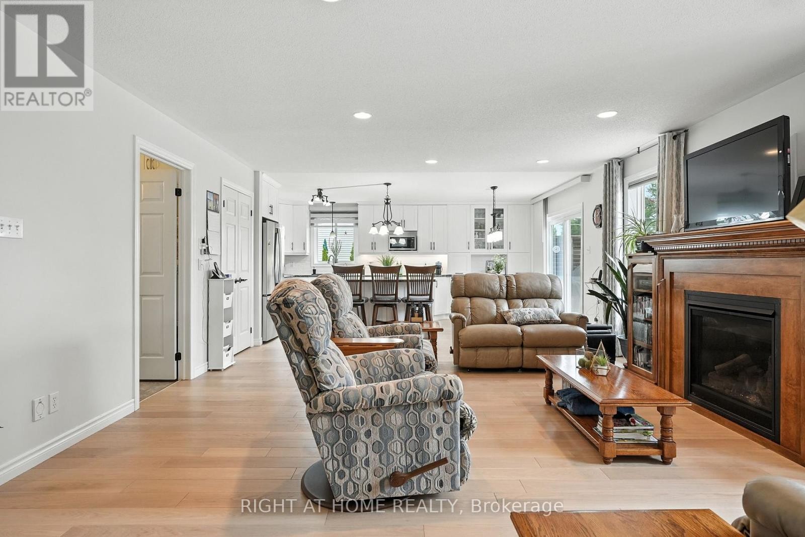 












16 O'NEILL CIRCLE

,
Springwater (Phelpston),




Ontario
L2L2K0

