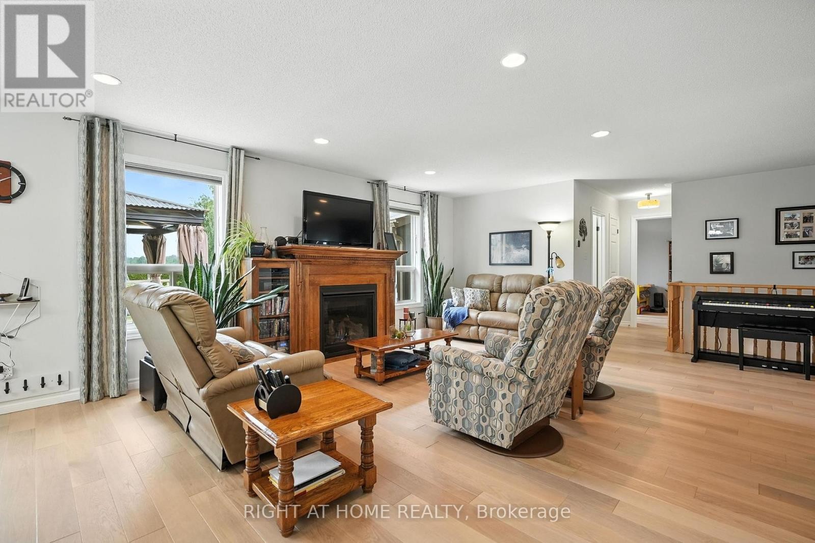












16 O'NEILL CIRCLE

,
Springwater (Phelpston),




Ontario
L2L2K0

