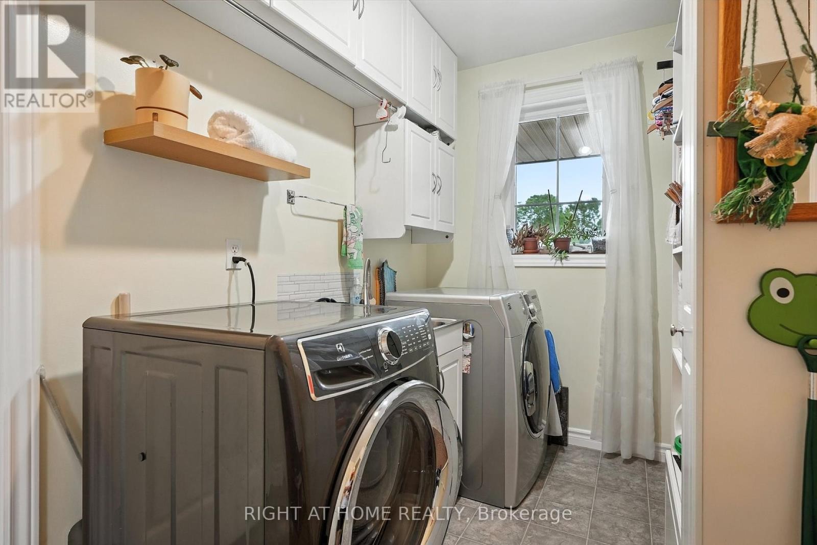 












16 O'NEILL CIRCLE

,
Springwater (Phelpston),




Ontario
L2L2K0

