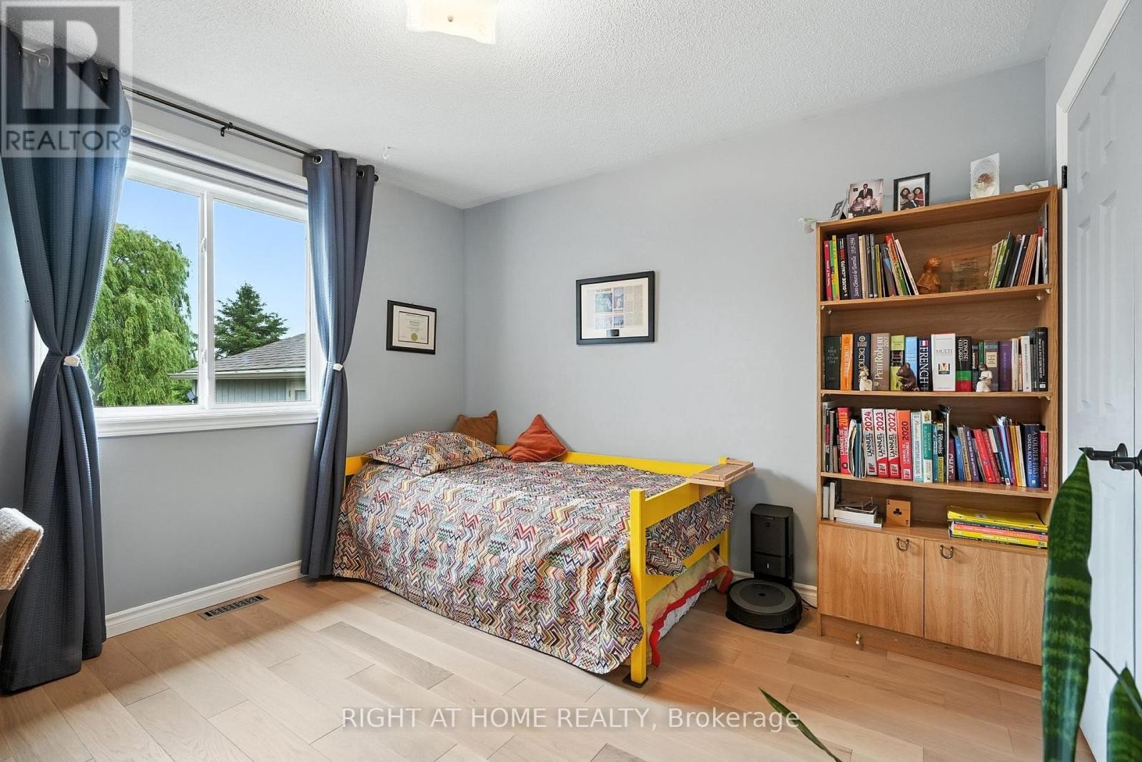 












16 O'NEILL CIRCLE

,
Springwater (Phelpston),




Ontario
L2L2K0

