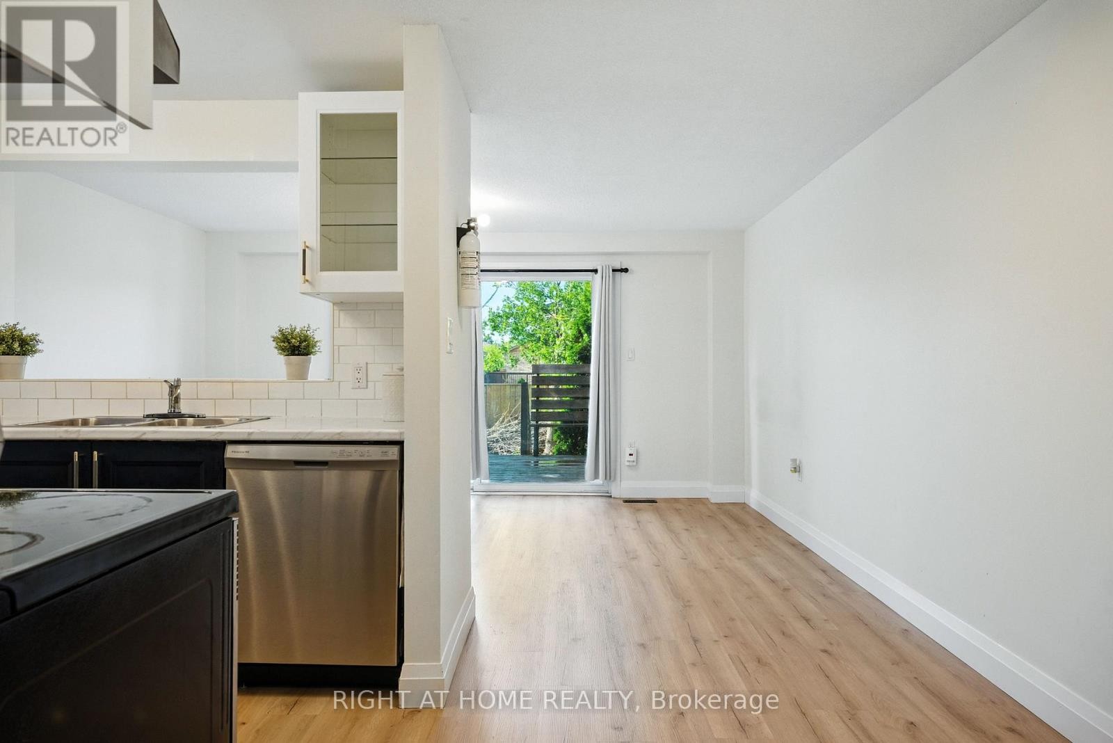 












96 CHELTENHAM ROAD

,
Barrie (Georgian Drive),




Ontario
L4M6S7

