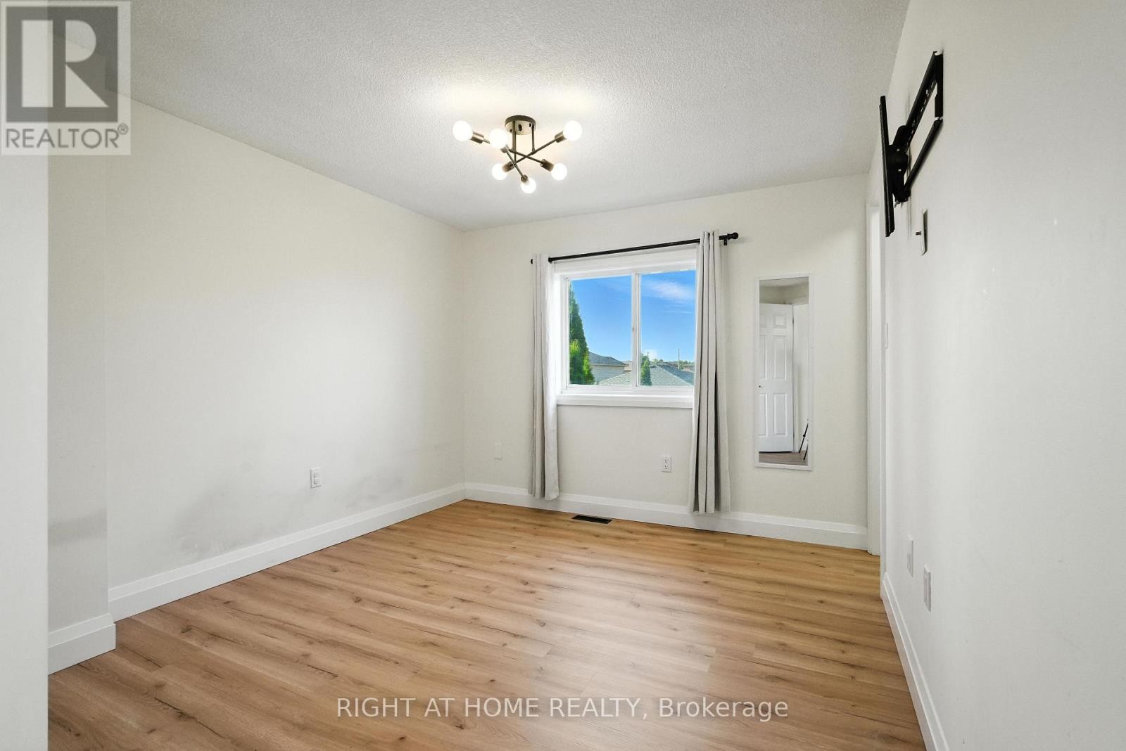 












96 CHELTENHAM ROAD

,
Barrie (Georgian Drive),




Ontario
L4M6S7

