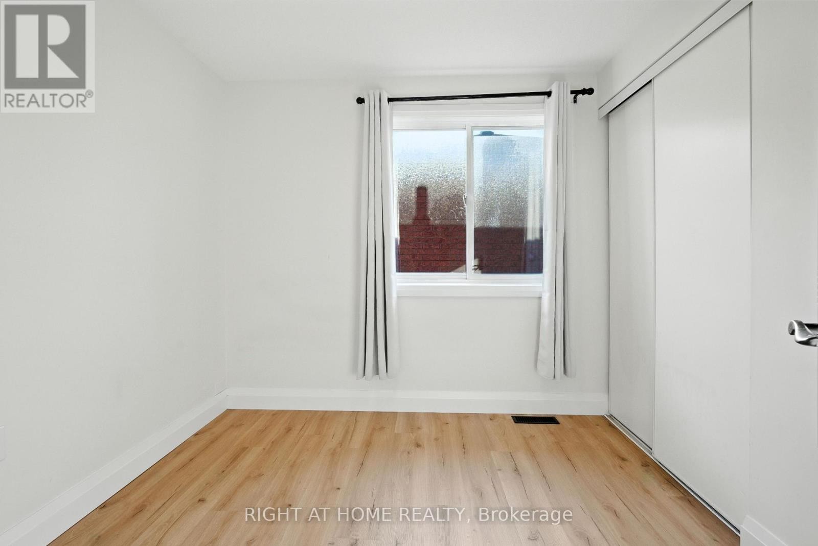 












96 CHELTENHAM ROAD

,
Barrie (Georgian Drive),




Ontario
L4M6S7

