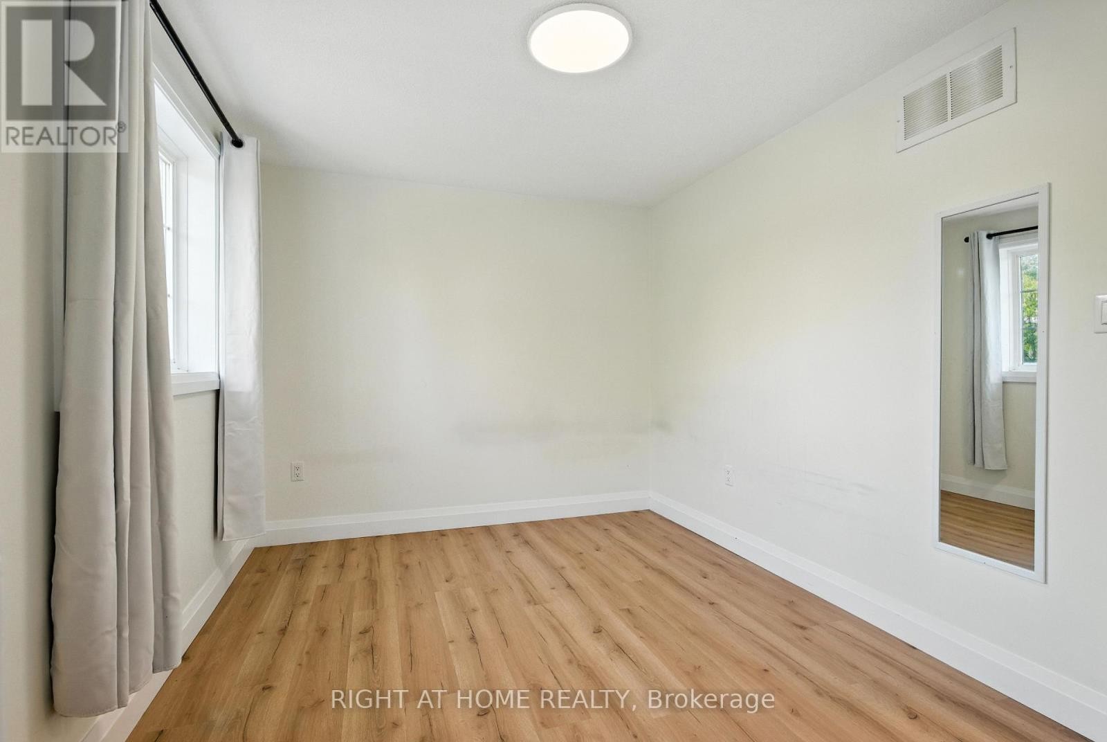 












96 CHELTENHAM ROAD

,
Barrie (Georgian Drive),




Ontario
L4M6S7

