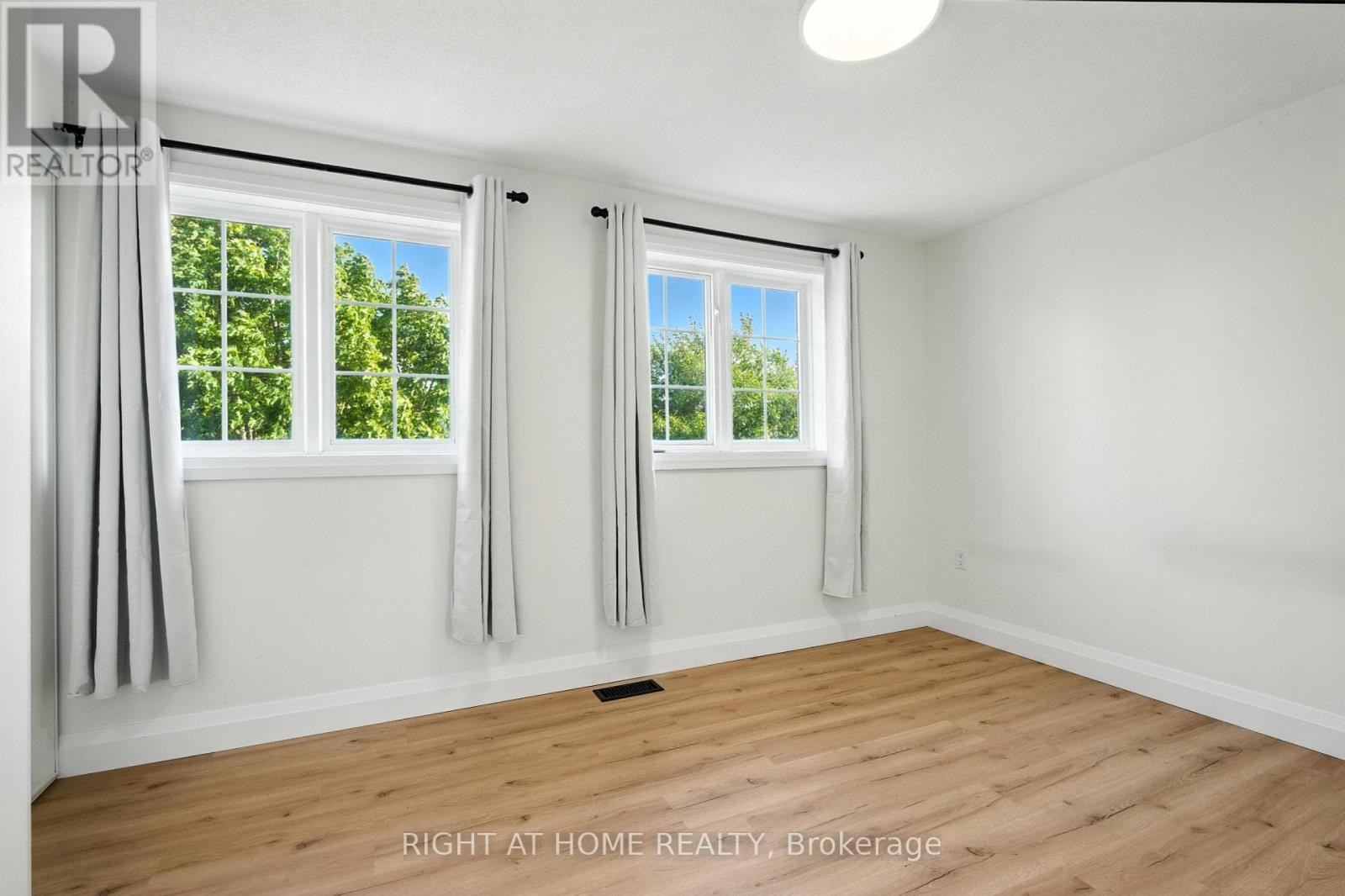 












96 CHELTENHAM ROAD

,
Barrie (Georgian Drive),




Ontario
L4M6S7

