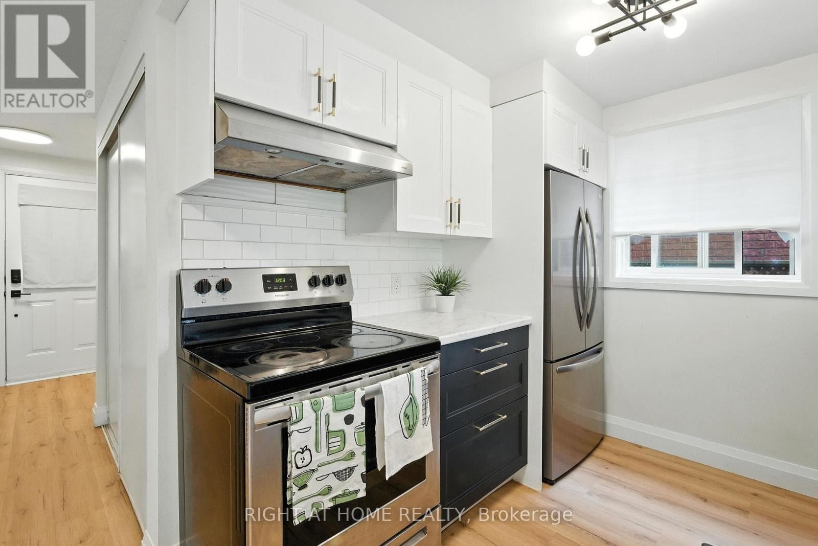 












96 CHELTENHAM ROAD

,
Barrie (Georgian Drive),




Ontario
L4M6S7

