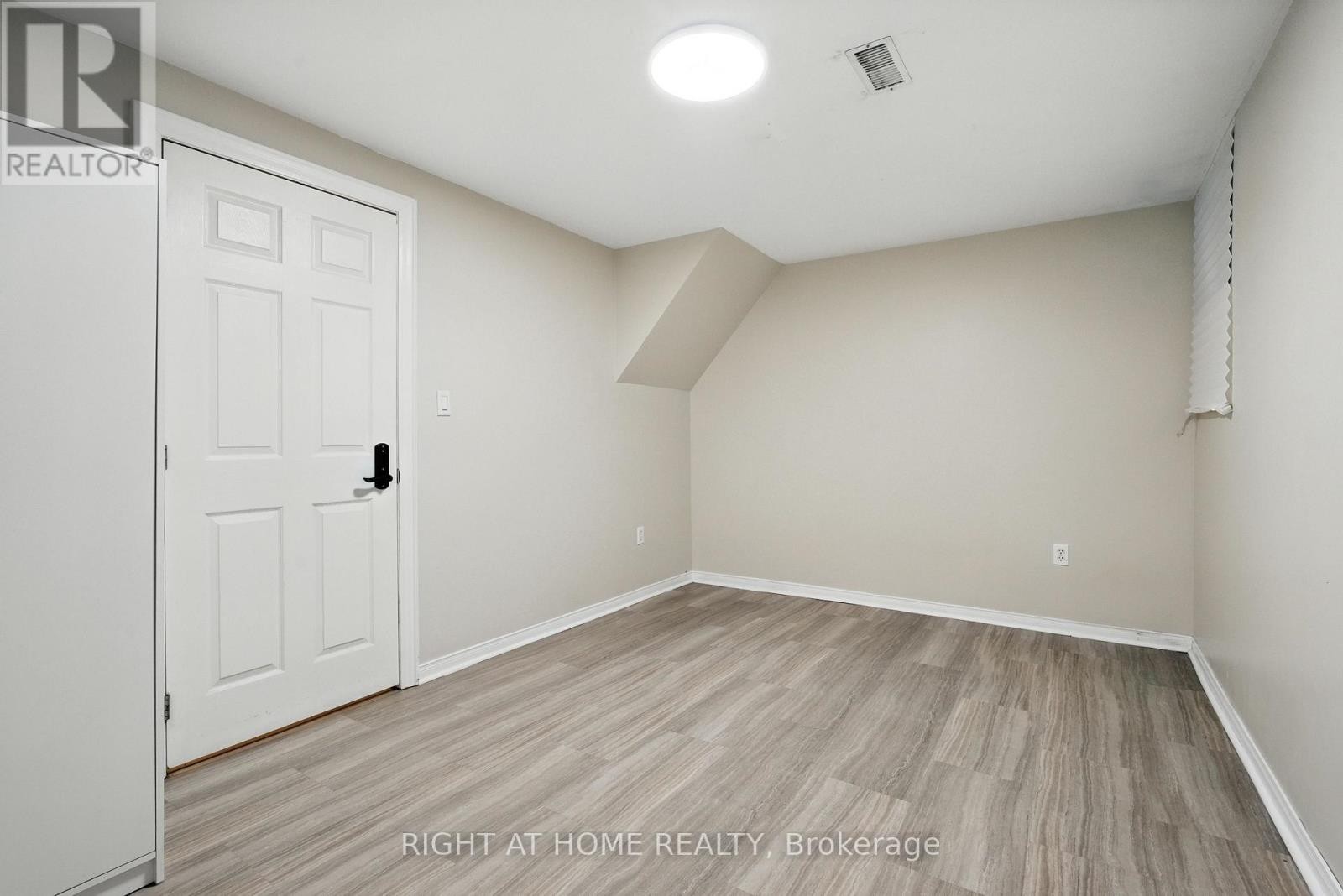 












96 CHELTENHAM ROAD

,
Barrie (Georgian Drive),




Ontario
L4M6S7


