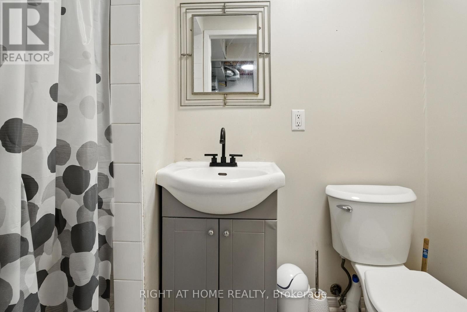 












96 CHELTENHAM ROAD

,
Barrie (Georgian Drive),




Ontario
L4M6S7

