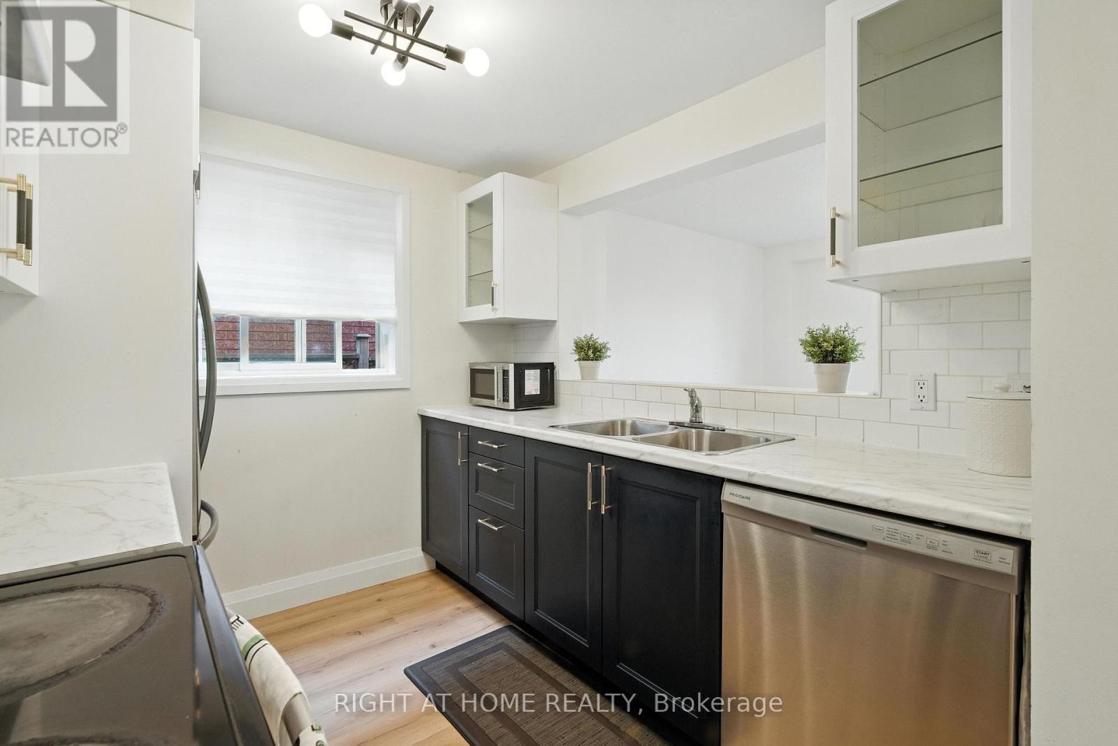 












96 CHELTENHAM ROAD

,
Barrie (Georgian Drive),




Ontario
L4M6S7

