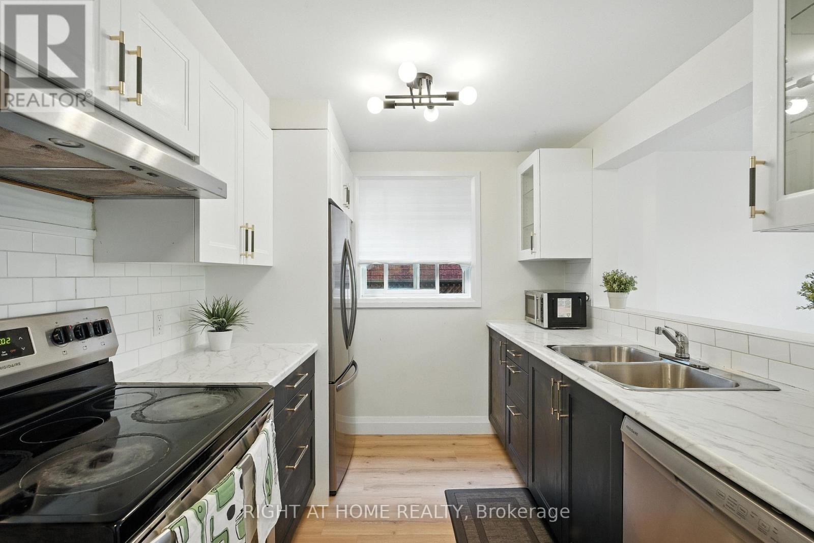 












96 CHELTENHAM ROAD

,
Barrie (Georgian Drive),




Ontario
L4M6S7

