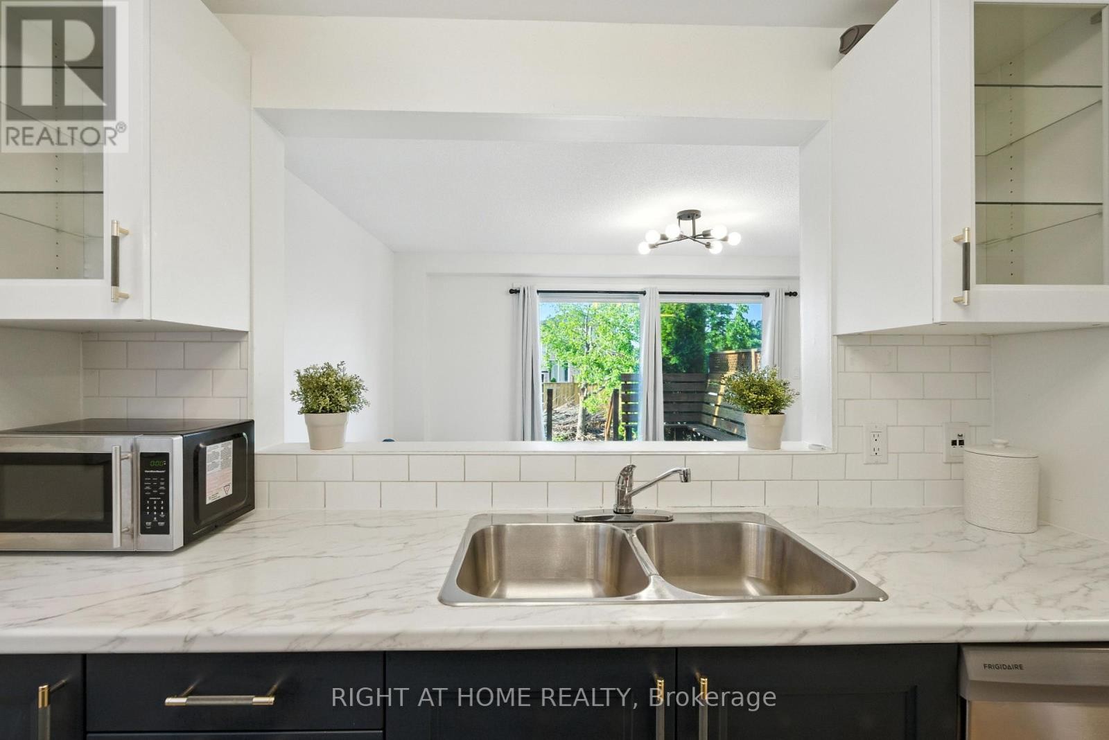












96 CHELTENHAM ROAD

,
Barrie (Georgian Drive),




Ontario
L4M6S7

