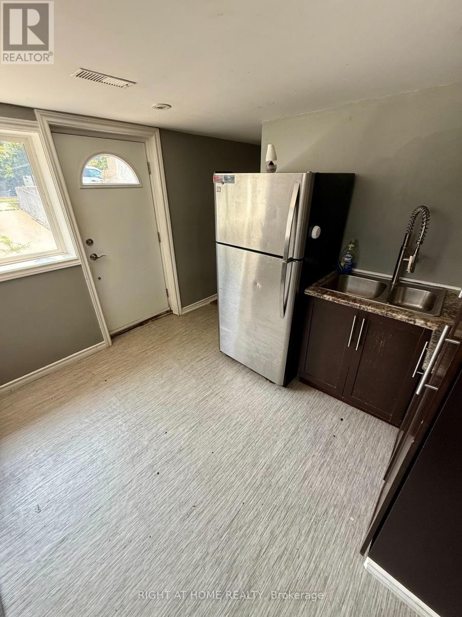 












16 DUFFERIN STREET

,
Barrie (Sanford),




Ontario
L4N2J7

