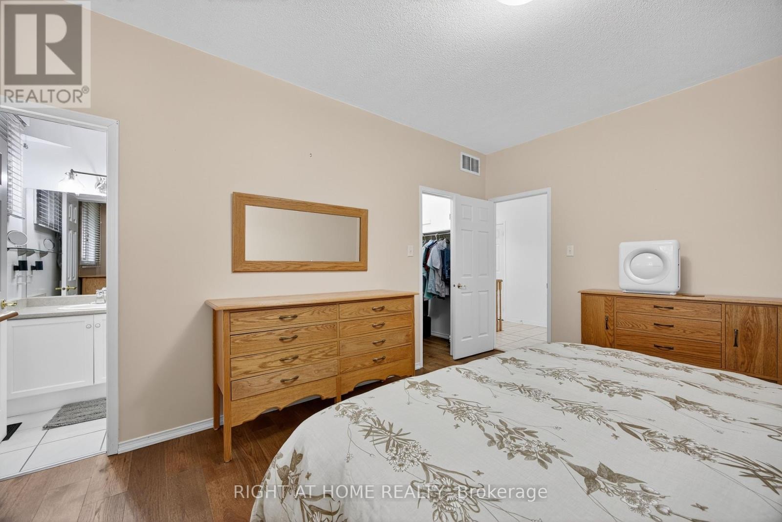 












73 BRIGHTON ROAD

,
Barrie (Georgian Drive),




Ontario
L4M6S3

